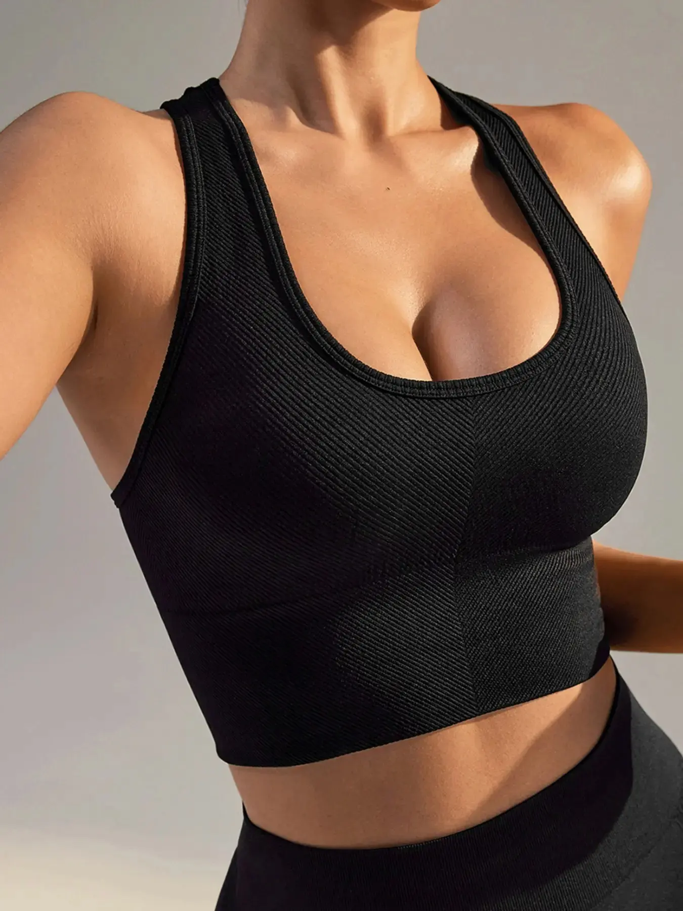 Women's Sports Bra, Sleeveless Seamless Design, Breathable Moisture-Wicking Fabric, Ideal for Yoga, Fitness, Running & Daily Wear