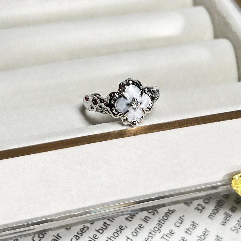 Fashionable vintage-style sweet and cool white enamel butterfly and Saturn fashion ring for women, niche minimalist geometric personalized ring gift