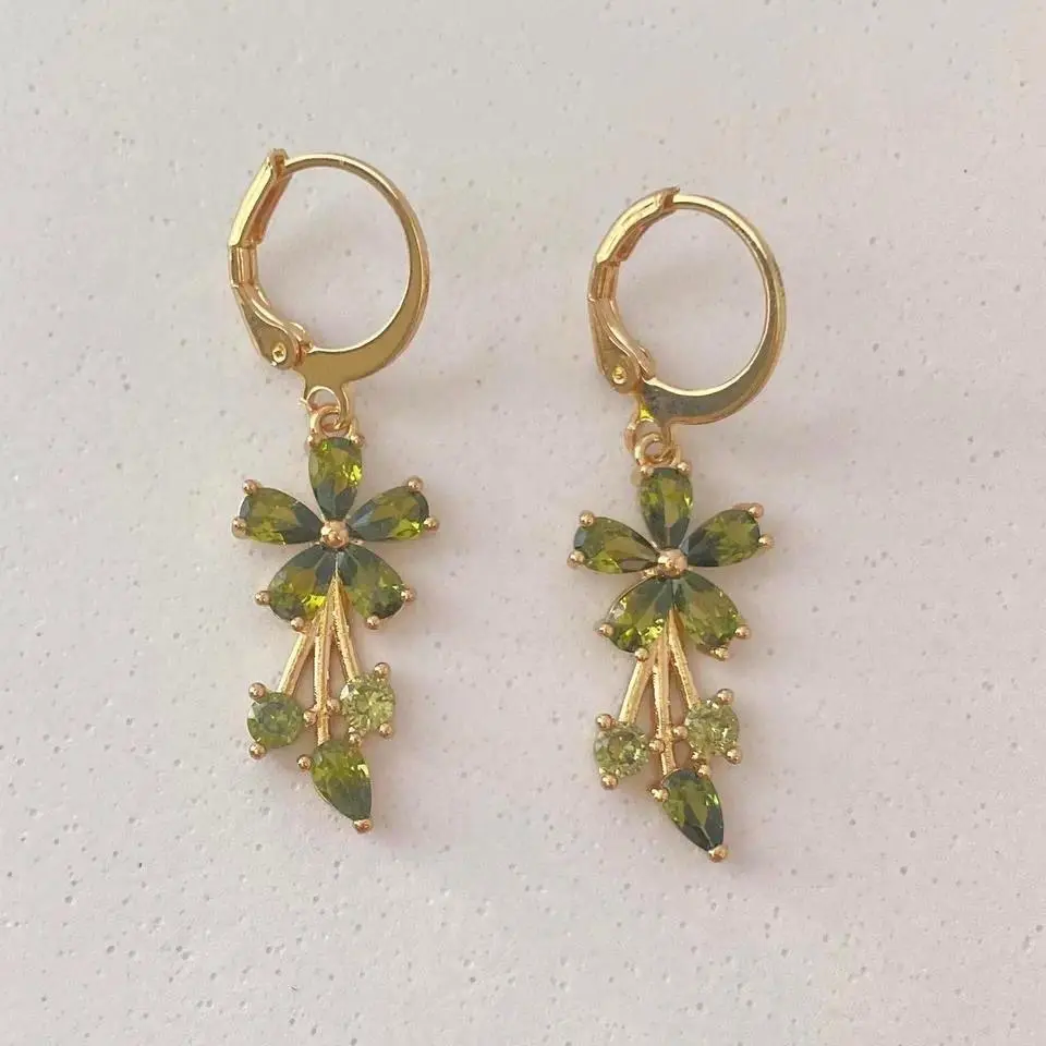 Elegant Flower Dangle Drop Earrings for Women - Chic Botanical Floral Statement Jewelry, Lightweight Romantic Blossom Accessory for Weddings, Parties & Daily Wear
