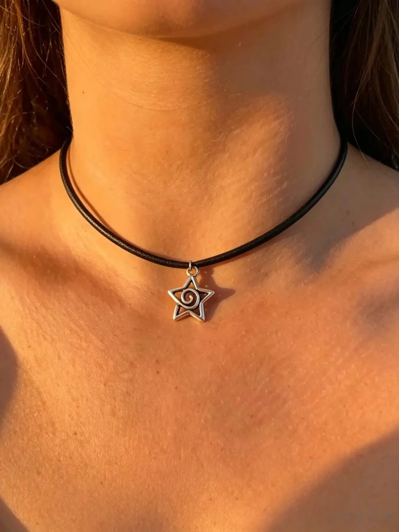 Y2K Spiral Hollow Star Pendant Wax Faux Leather Cord Choker Necklace, Vintage 90s Grunge Aesthetic Black Thin Rope Neck Jewelry, Trendy Gothic Minimalist Neck Accessory for Women Teen Girls Daily Outfit Gift