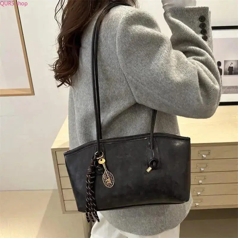 High-Capacity Minimalist Striped Korean-Style Tote Bag - Decorated With Pendant Shoulder Accessory for Everyday Use, Office Work and Casual Outdoor Trips (Sports & Outdoor Tote Bags), Bags For Everyday, 28X7x18cm