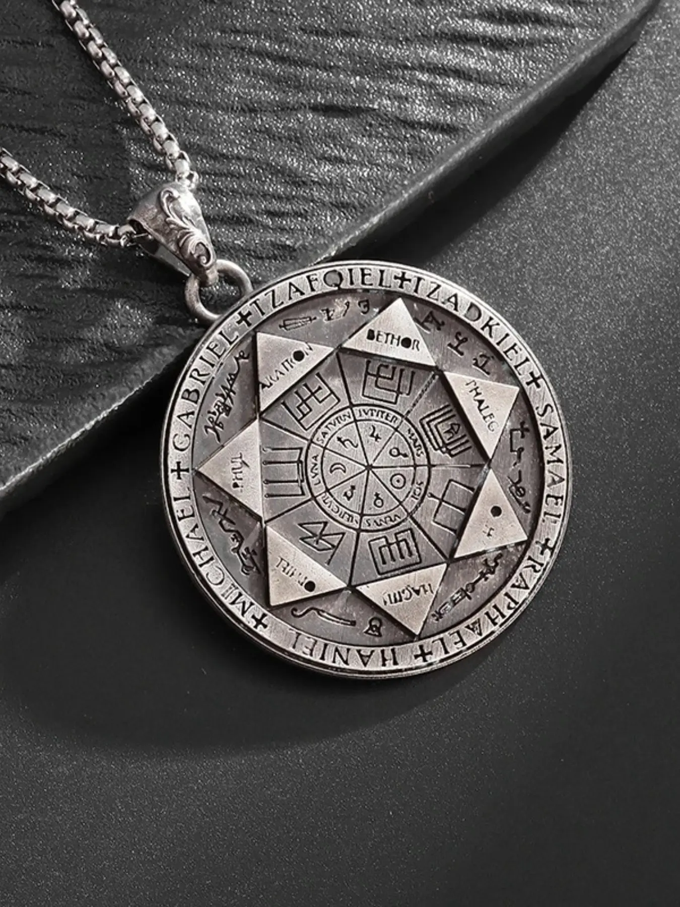 Men's Retro Angel Magic Array Necklace, Zinc Alloy Eco-Friendly Pendant, European and American Style Round Badge, Fashion Jewelry