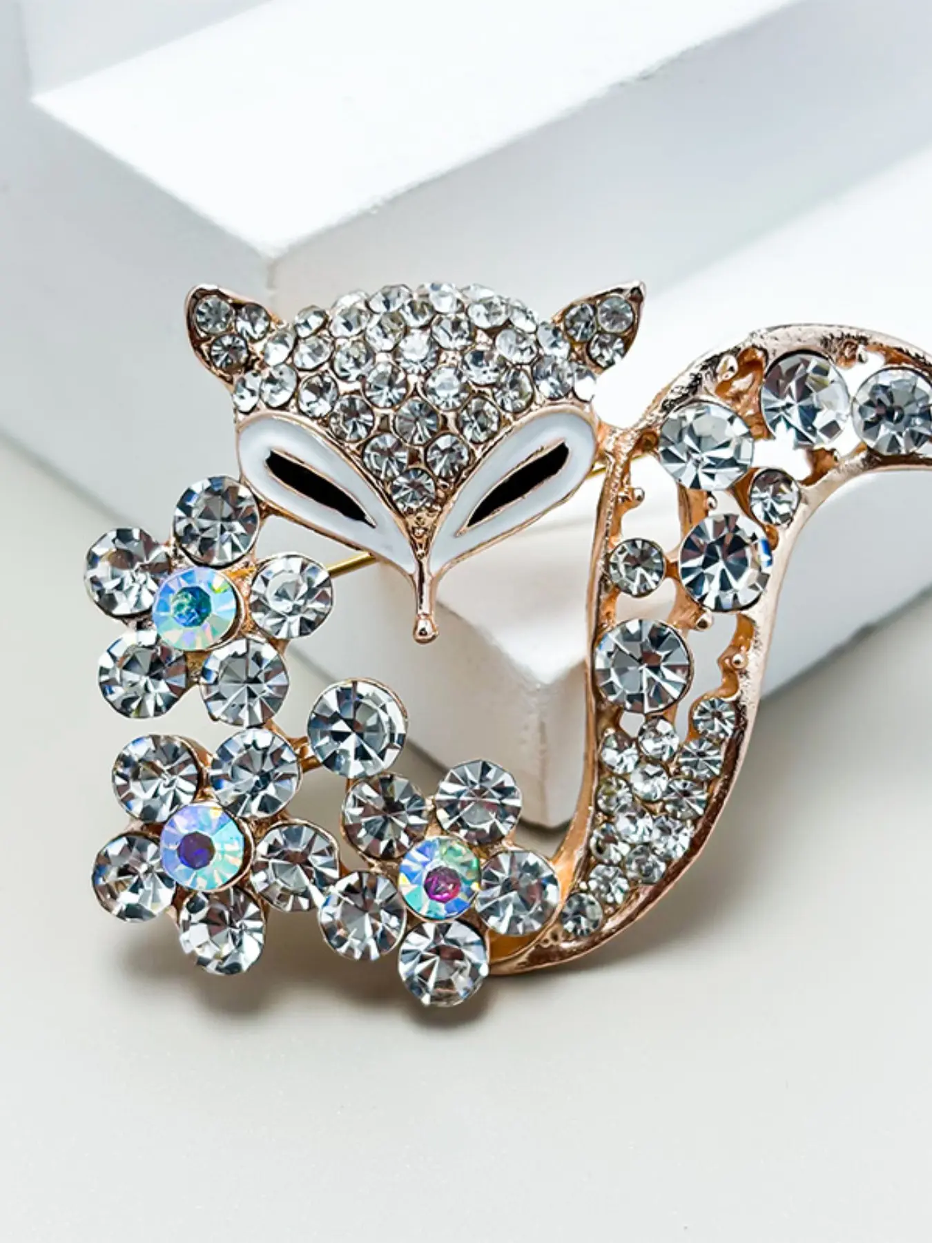 Luxury Korean-style fox brooch with sparkling CZ stones, elegant and stylish, perfect for coats, sweaters, blazers, and scarves, Rhinestone Brooch