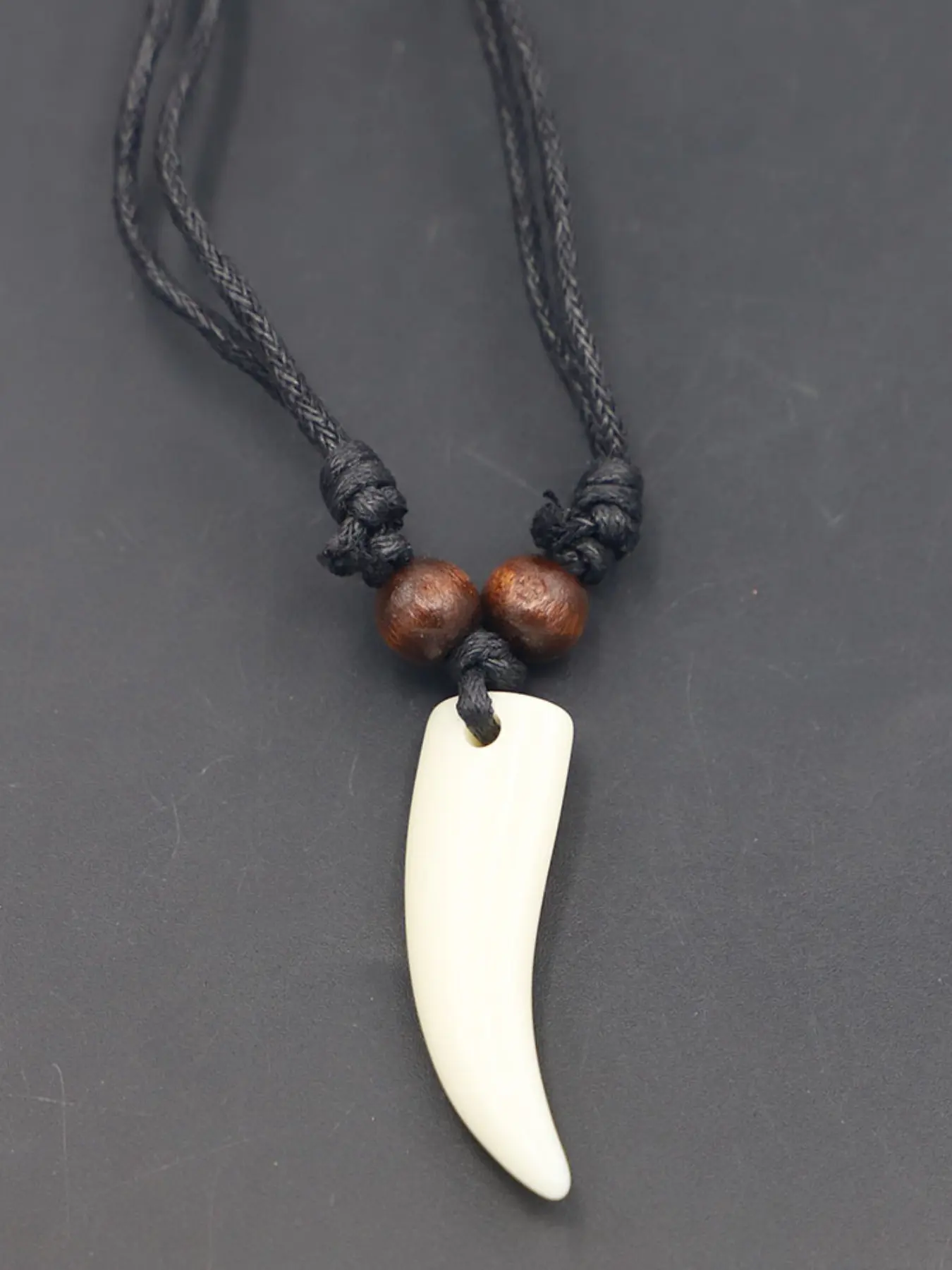 Unique Resin Wolf Tooth Pendant Necklace, Animal Pendant, Casual Fashion Jewelry, Rope Chain Design, Stylish Accessory for Everyday Wear