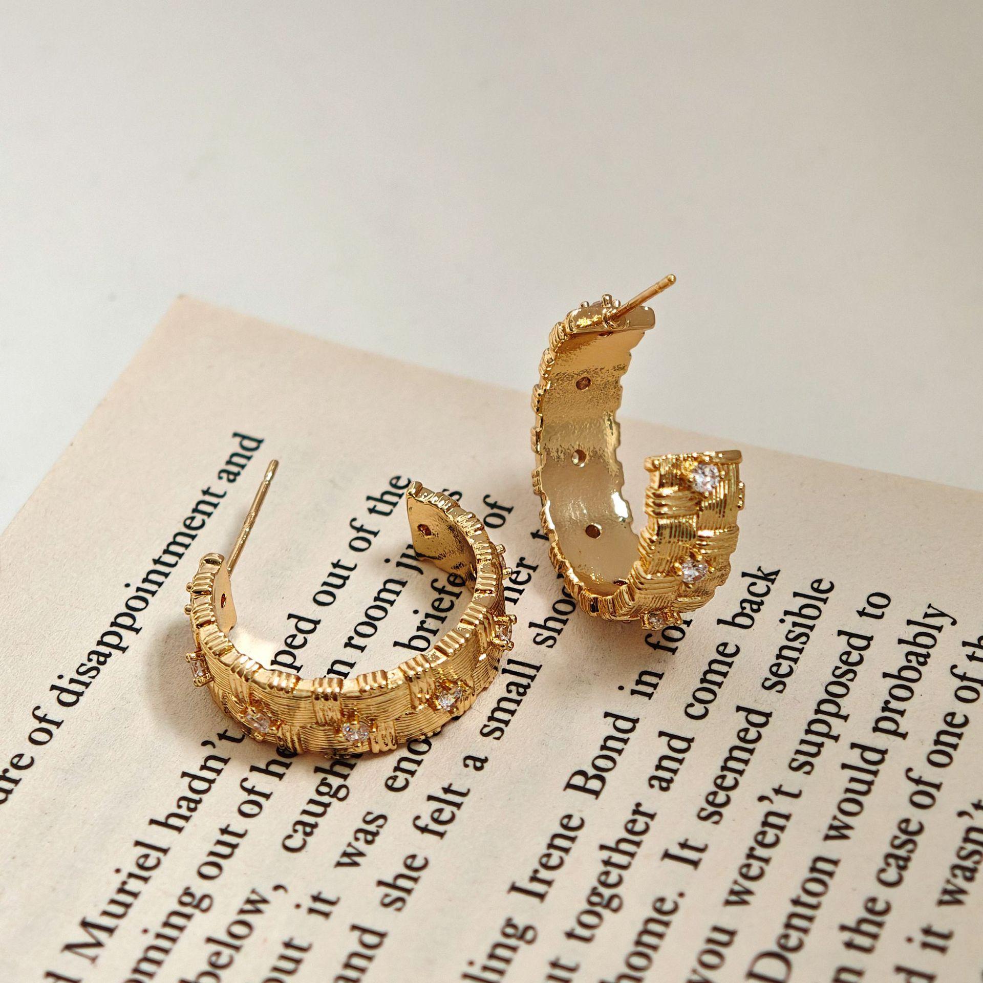 European and American fashion metal diamond-embellished woven design C-shaped hoop earrings with a high-end feel, niche trend, versatile earrings