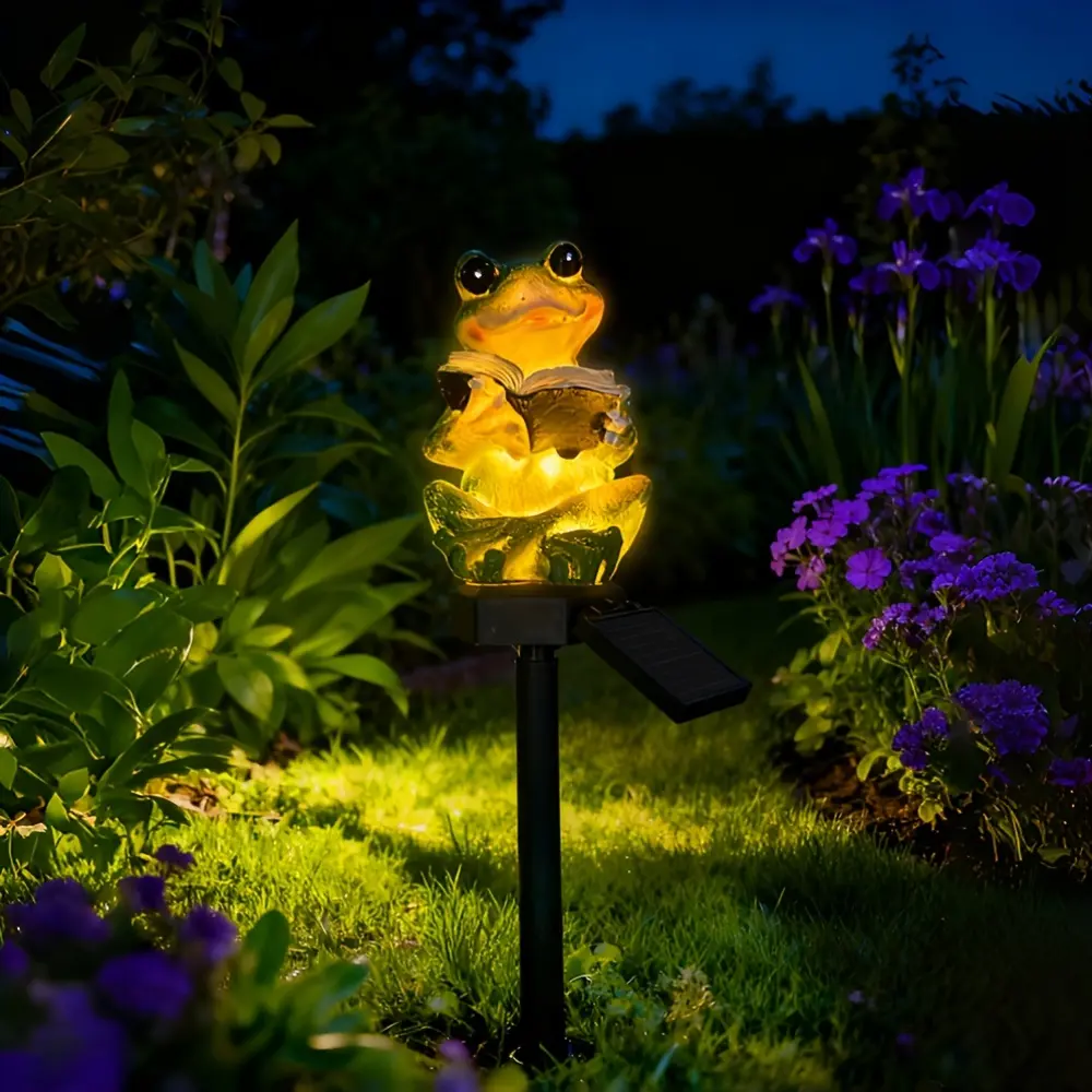 Outdoor frog-shaped resin lamp, featuring IP44 LED technology. This embedded lawn light is perfect for garden decoration, making it an excellent choice for pathways, lawns, and patios, as well as a gift option for Halloween and Christmas