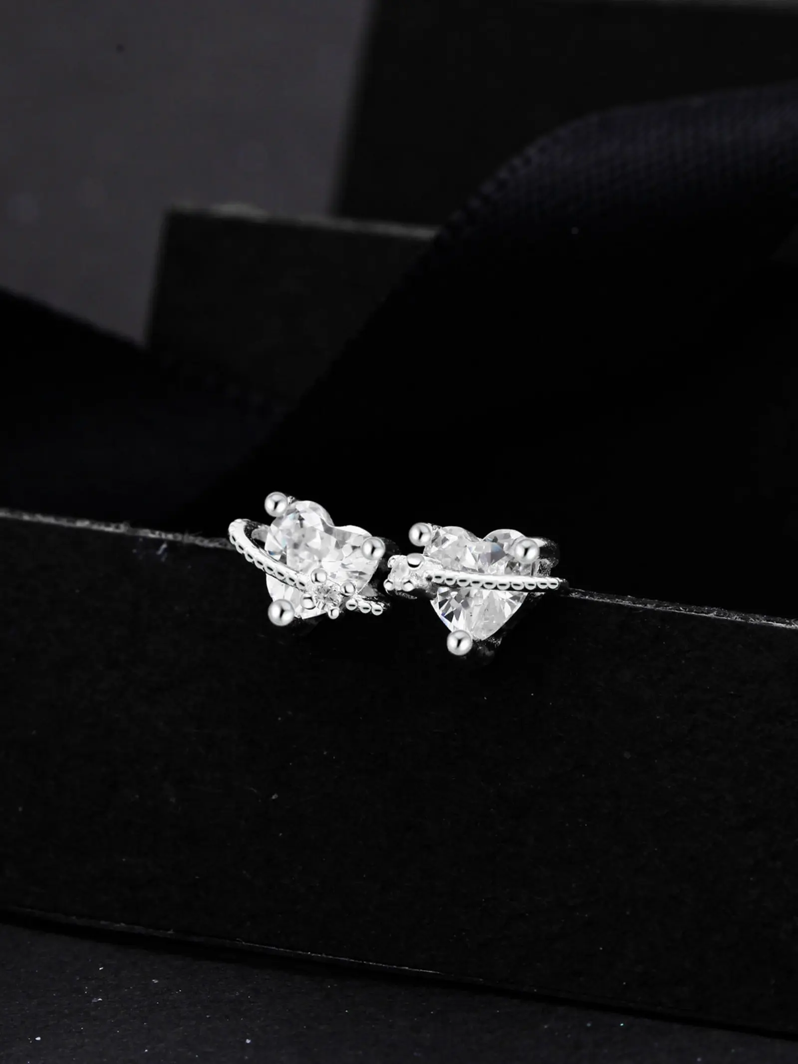 Elegant Silver Color Heart Planet Earrings for Women, Mini Fresh Design Ear Cuffs, Lightweight Luxury Unique Jewelry, Versatile Bone Clips