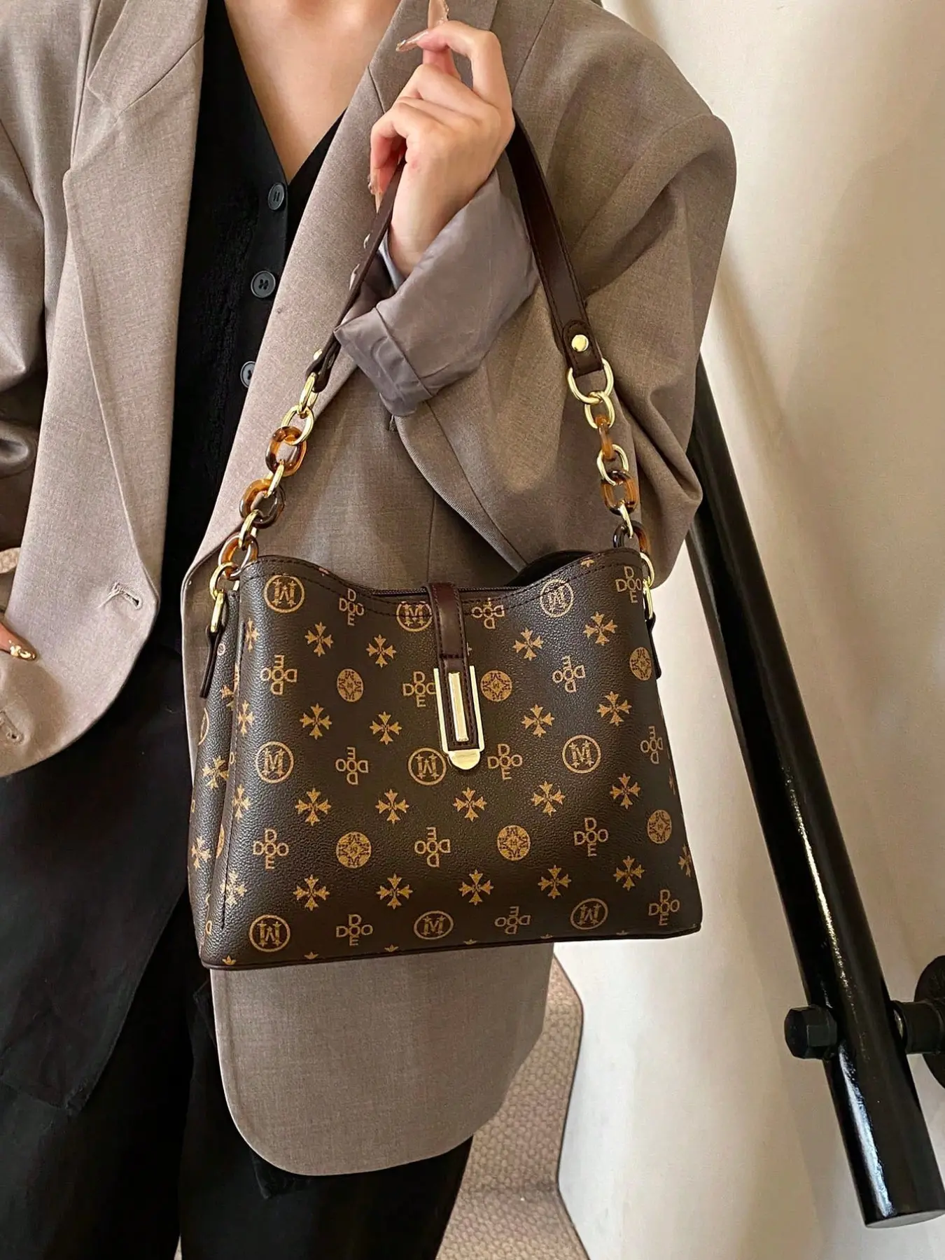 Vintage Brown Monogram Pattern Bucket Shoulder Bag, Fashionable Casual Bag, Two-Tone Resin & Metal Chain Shoulder Strap, Front Decorative Lock Detail Everyday Casual Crossbody Bag, Retro Design, Suitable for Shopping & Daily Wear
