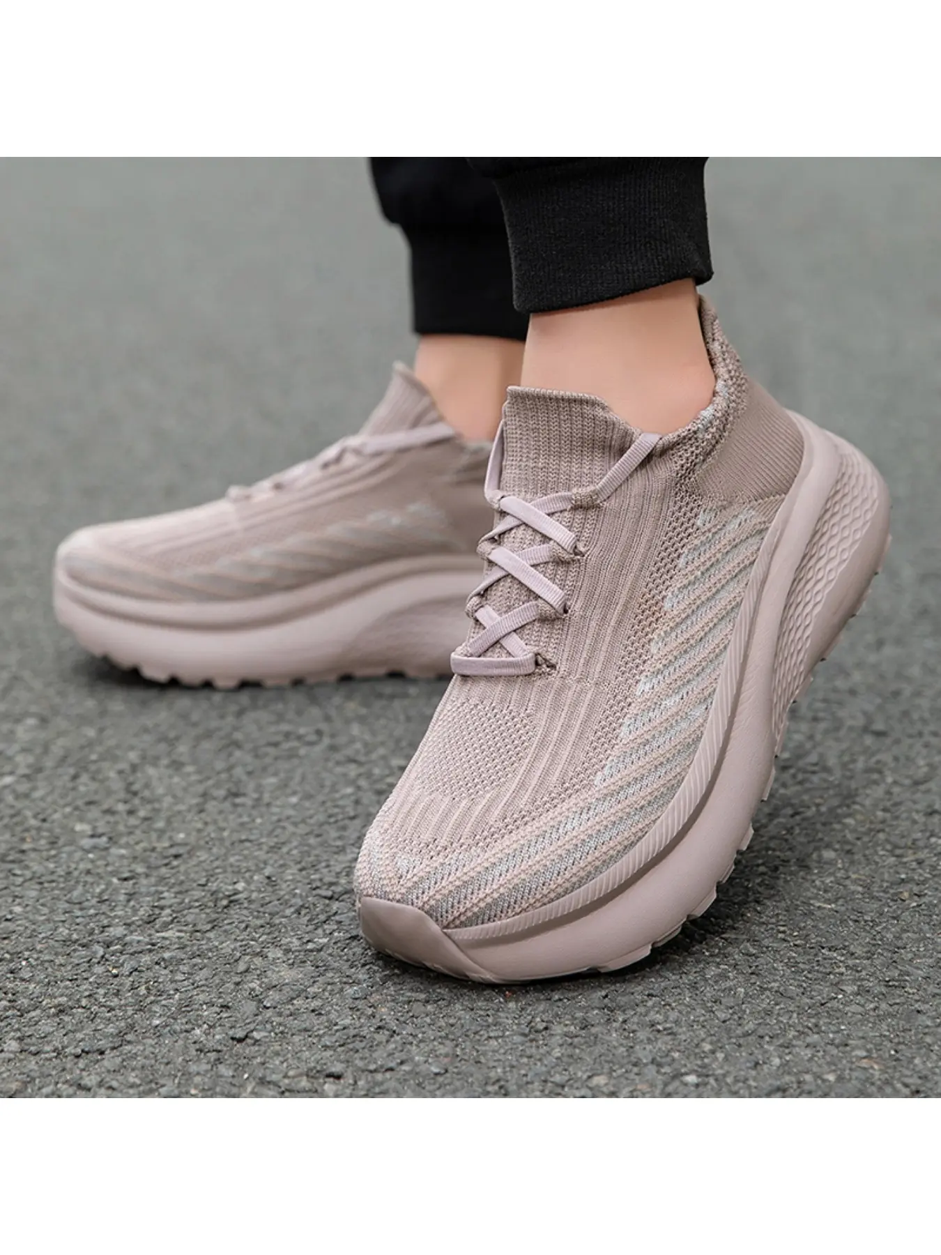 A pair of men's knit sock-style sneakers, made with stretchy fabric that doesn't pinch the toes, relieves arch pressure, and is suitable for all-day outdoor activities in the mountains or parks.