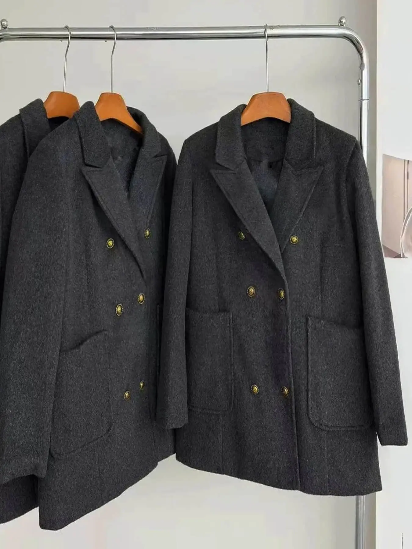 A women's fashionable and high-end French retro style double breasted jacket, paired with long boots, relaxed and casual. Suitable for workplace office, dating and dining, and daily street wear in autumn and winter.