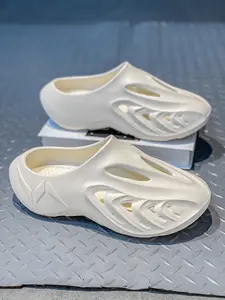 1 Pair Trendy Men Closed Toe Slippers 3 Colors Available Size 40-45 One-piece Molding Elastic Outsole Durable & Comfortable for Home and Outdoor Use