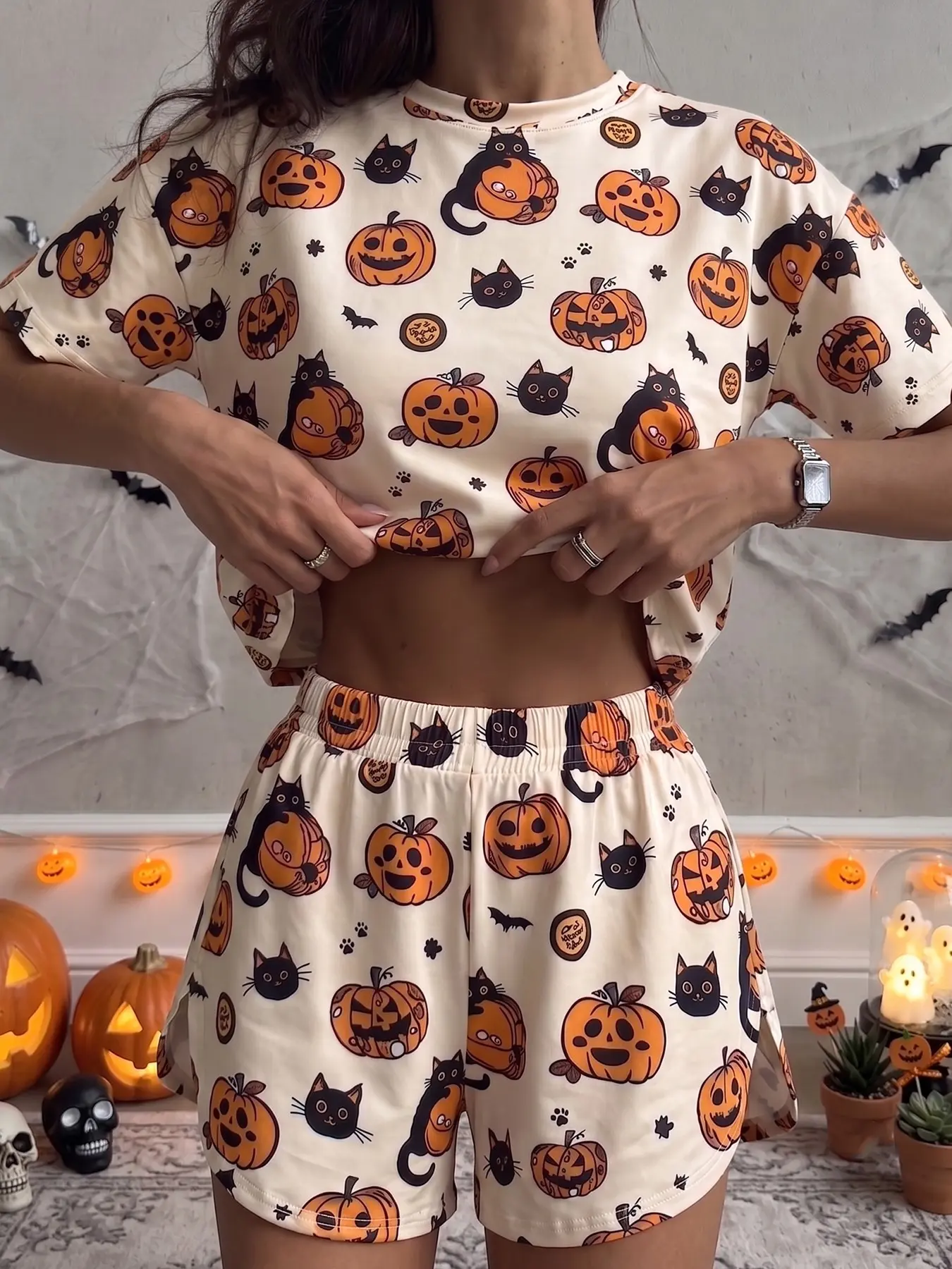Women's Halloween party 2-piece set with pumpkin ghost print: a casual loose knit short-sleeved top and high-slit shorts; stylish loungewear, suitable for everyday wear, parties, and other occasions, Outfit