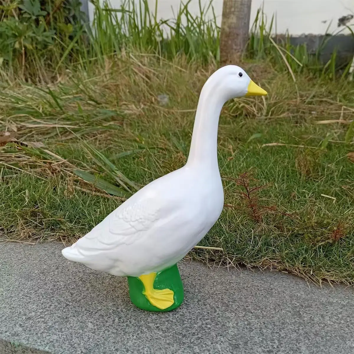 New large white goose resin sculpture decorations, suitable for indoor or outdoor decorative items, suitable for embellishing Christmas gardens, patios or entrances.