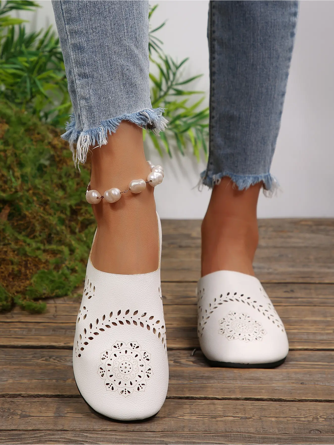 Ladies' retro carved hollow toe half drag breathable perforated shoe upper soft sole anti slip no heel Mueller shoes for home and outdoor use lazy women's shoes