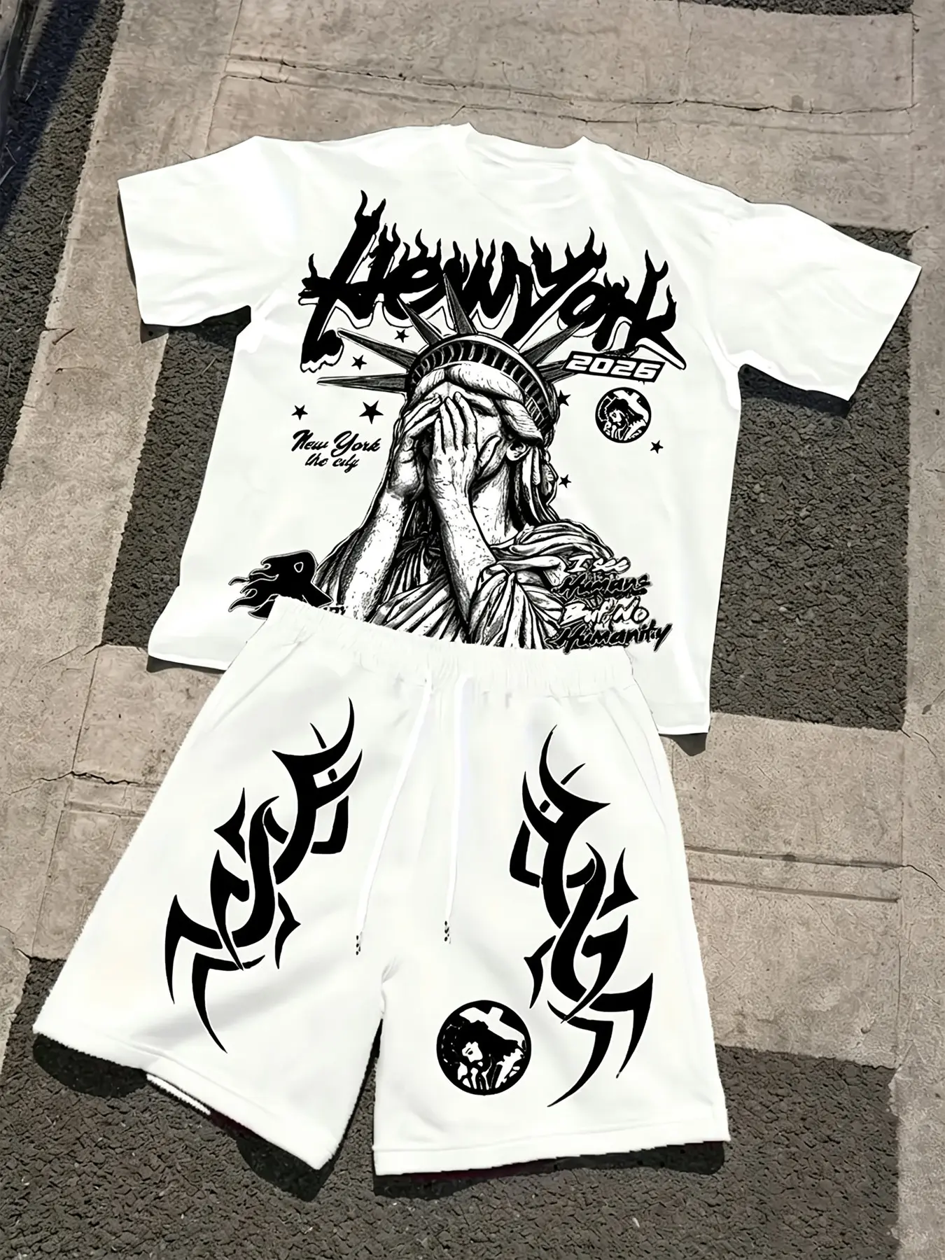 A Complete Men's Streetwear Outfit: a Gothic Streetwear Set Featuring a Statue of Liberty Graphic Print Short-Sleeved T-Shirt and Drawstring Shorts, Suitable for Everyday Summer Casual Skateboarding.