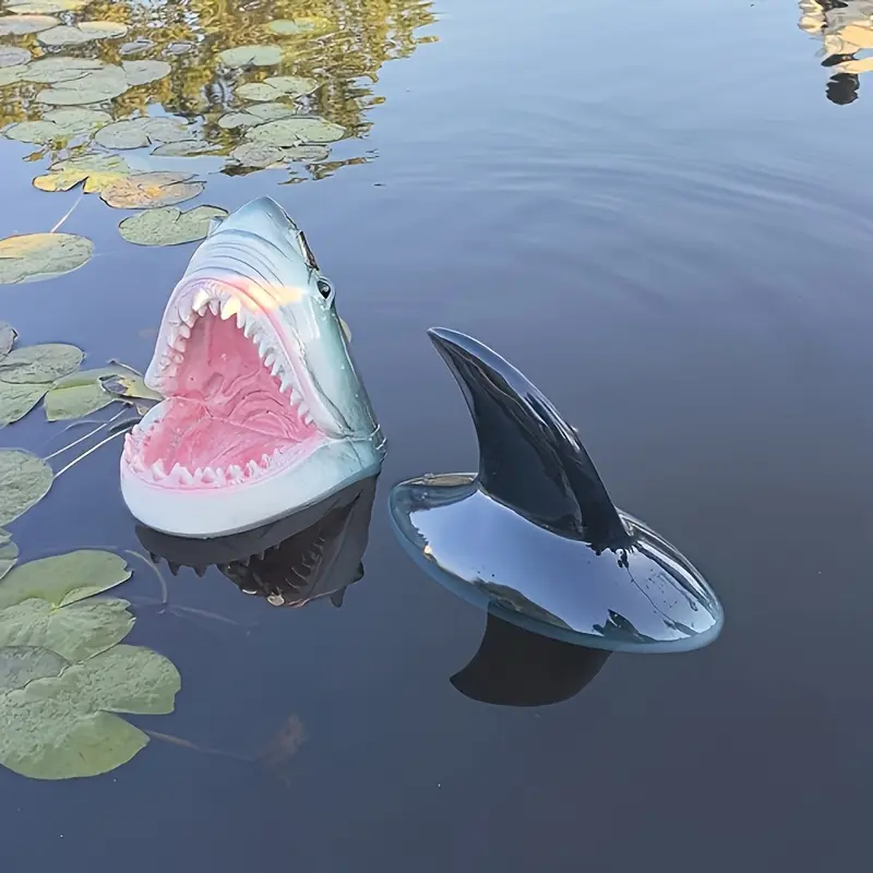 AobtkelA realistic, floating shark-shaped water sculpture decoration that can float on the water’s surface. A decorative item featuring shark dorsal fin decorations, suitable for placement in residential backyards, swimming pools, and aquariums. A lively