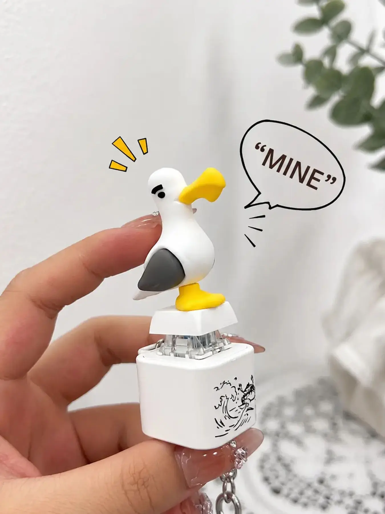Seagull "MINE!" Button Keychain, Keychain for purse, with seagull sound & LED light, portable stress relief fidget toy, cute gift for friends, coworkers, partners and kids, ideal for Christmas, back-to-school & Holidays