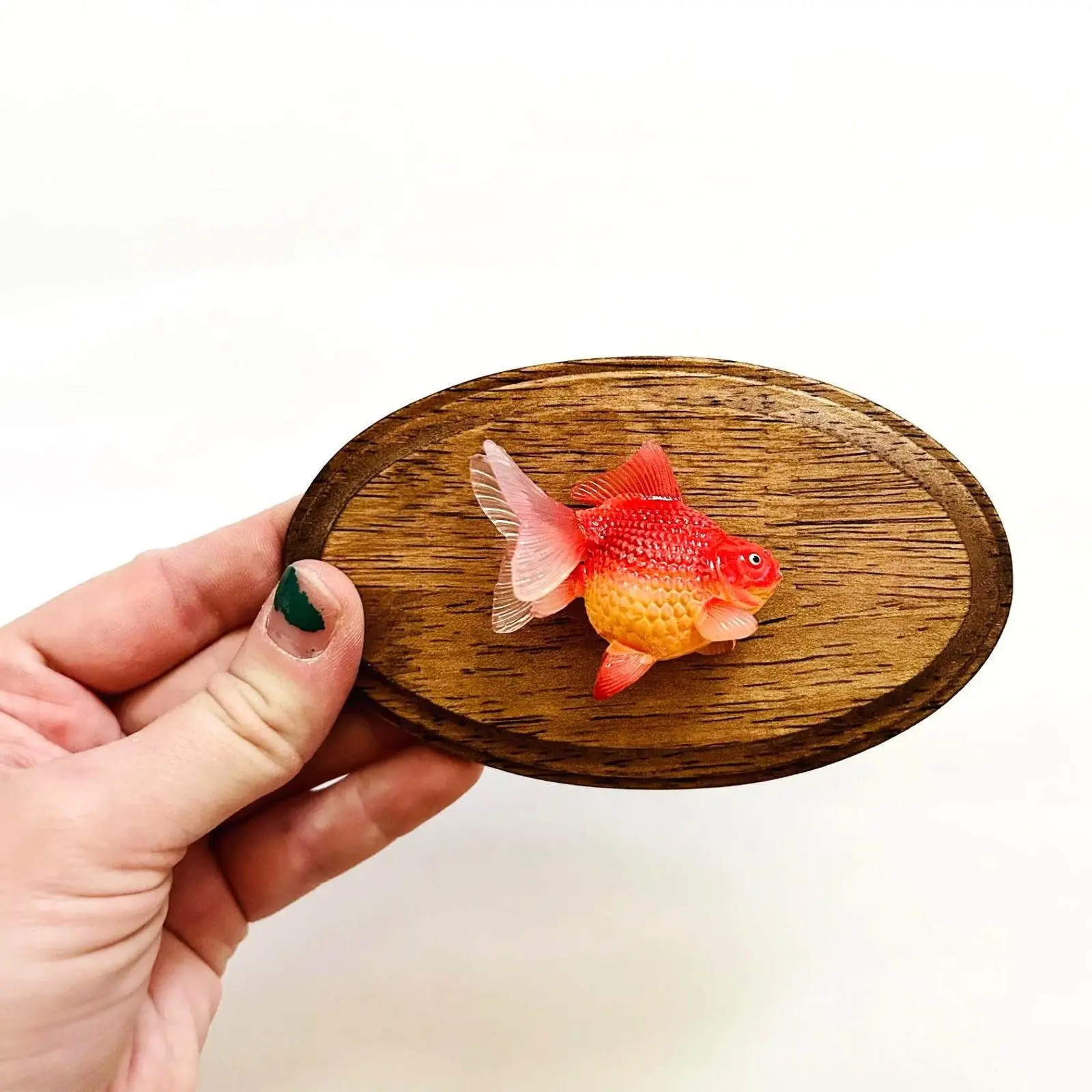 Funny Goldfish Trophy Fish Wall Hanging Faux Taxidermy Oval Wooden Plaque Cute Kitschy Art Miniature Dopamine Decor Maximalist Room Decoration Weird Gag Gift Idea for Fish Lovers Hanging Ornaments
