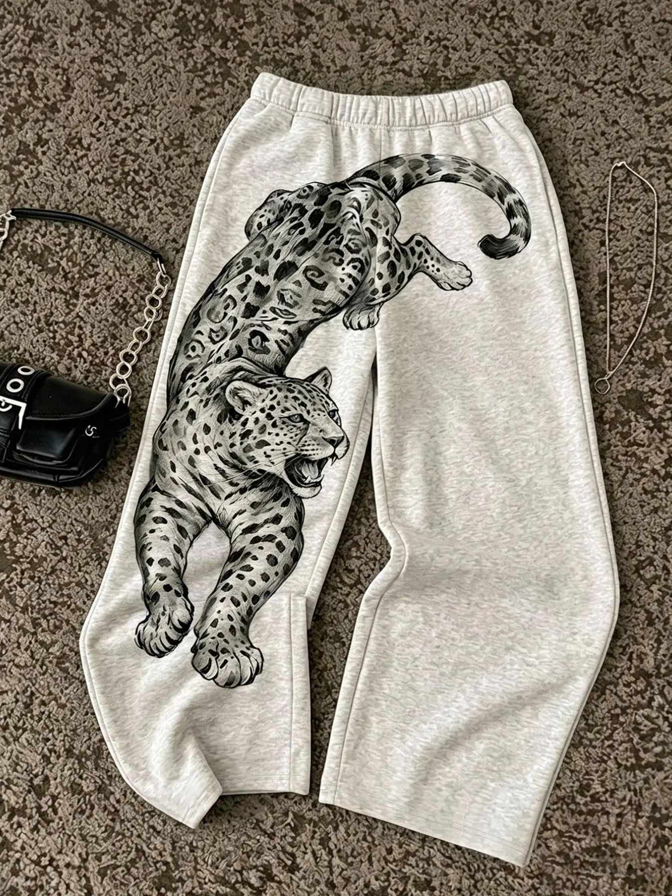 Loose-Fit Leopard Print Wide-Leg Sweatpants, Elastic Waist, Casual Loose Fit, Straight Leg, Trendy Sportswear, Athleisure Sweatpants, Versatile Fashion Pants