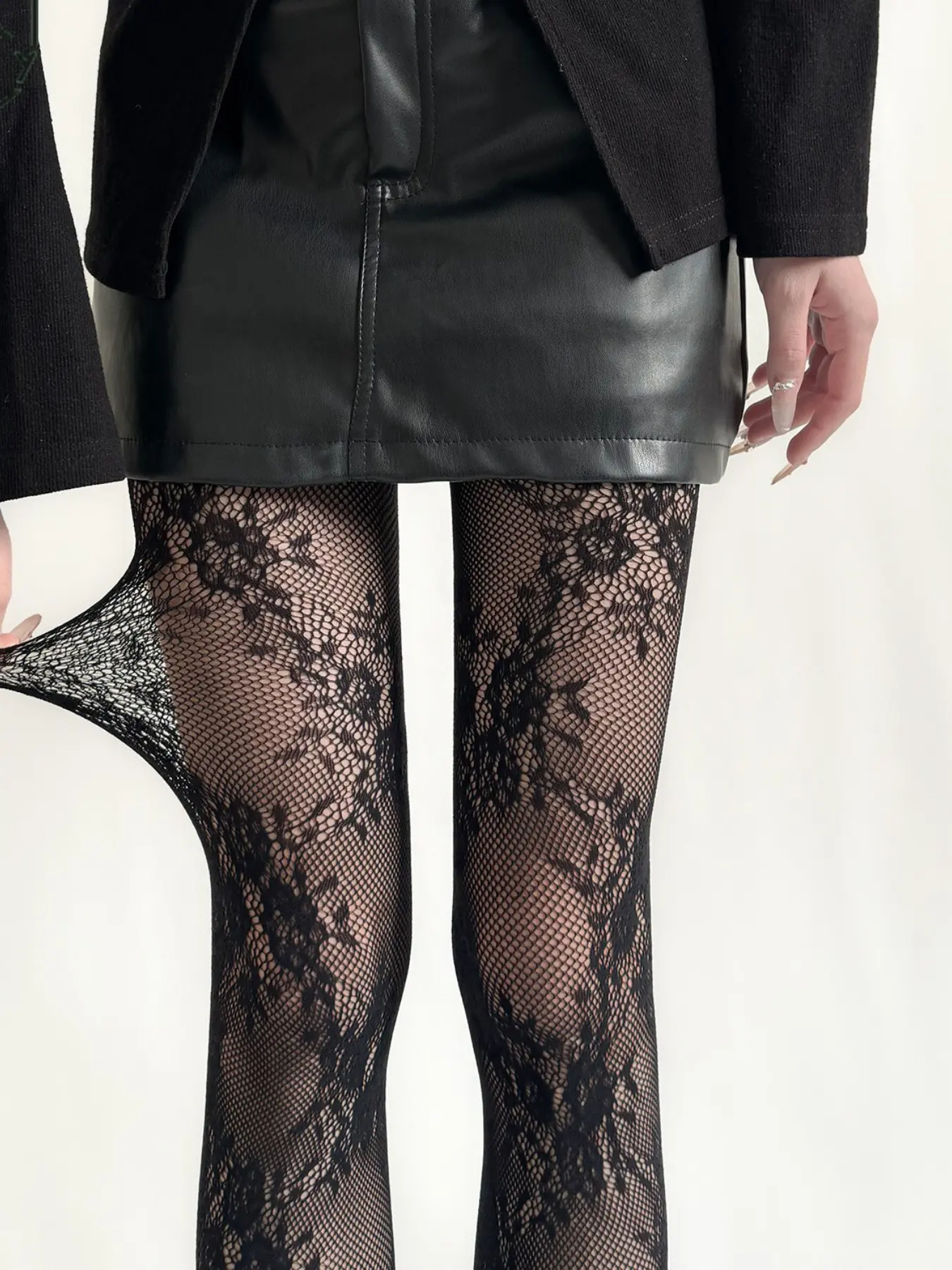 Vintage Floral Pattern Net Stocking, Side Seam Design, Large Flower Motif, Elegant and Timeless Style, Perfect for Special Occasions