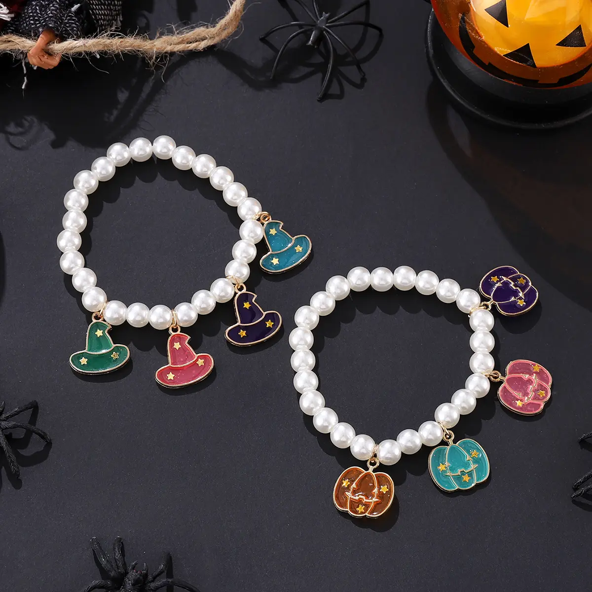 2pcs Vintage Halloween Elastic Bracelets Set Gothic Adorable Pumpkin Witch Hat Pendant Imitation Pearl Beads Bracelets, Colorful Pumpkin Witch Hat Pendant Couple Bracelet