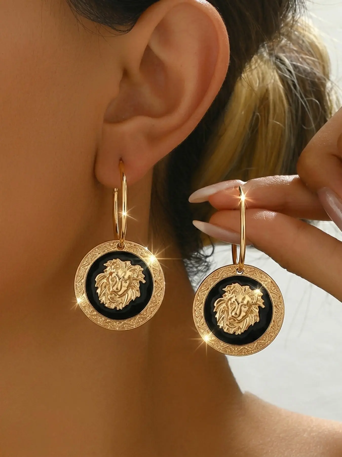 Lion Head Pendant Earrings, Vintage Classic Court Style, Base with Relief Lion Head, Elegant Jewelry for Evening Wear, Perfect Gift