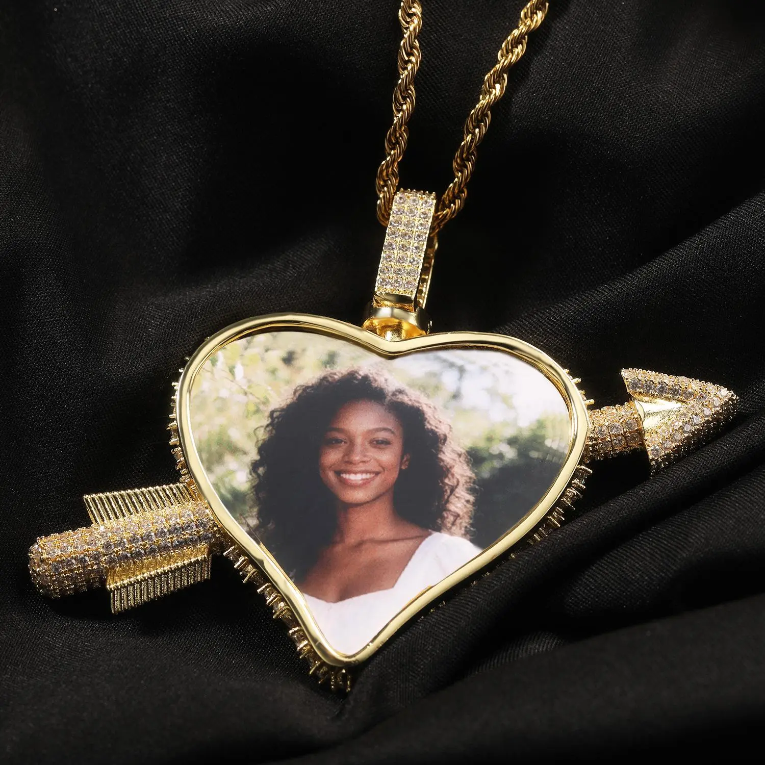 Unisex Metal Coated Hip-Hop Cupid Arrow Through Heart Custom Photo Pendant Necklace, Diamond-Encrusted Personalized Long Chain Daily Wear Gift for Men, Send Picture to Customer Service When Ordering
