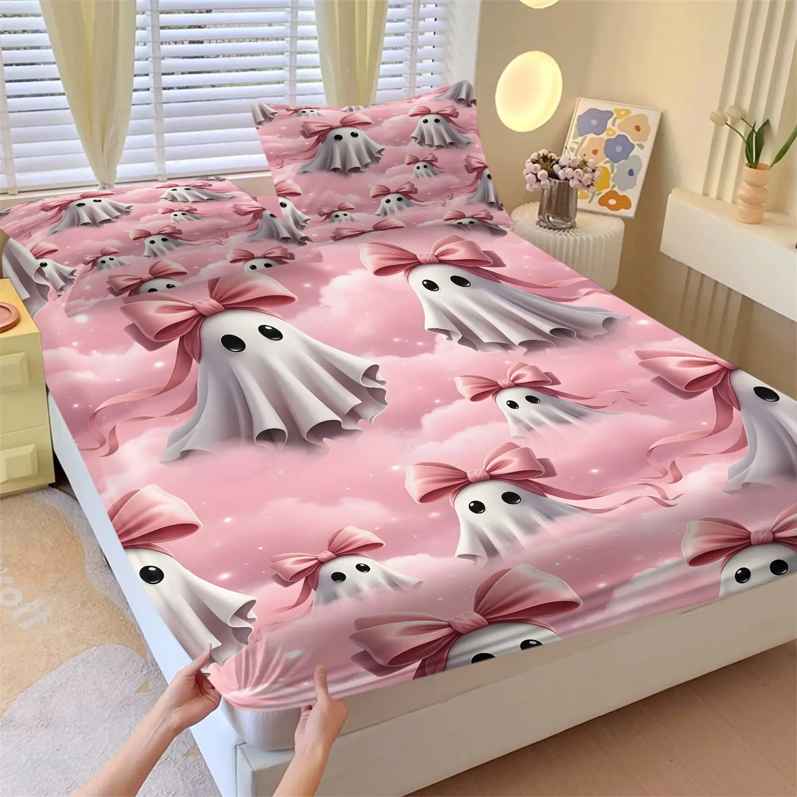 3-Piece Pink Sweet-Style Halloween Ghost-Print Fitted Sheet Set – Cute Cartoon Bedding with Bows and Clouds – Ideal for Girls' and Kids' Bedroom Decor – Soft and Comfortable – Includes 1 Fitted Sheet + 2 Pillowcases The perfect holiday gift