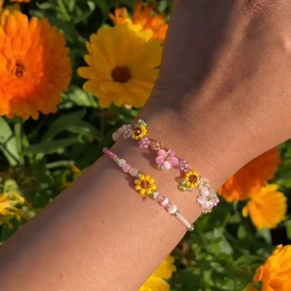 Women's Boho Floral Charm Bracelet - Pastel Seed Beads, Daisy Accents, Adjustable Gold-Plated Copper Base Costume Jewelry, Daily Casual Accessories for Women