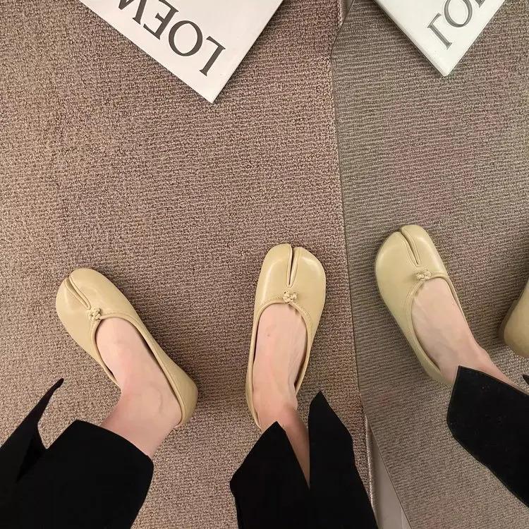 Flat bottomed split toe pig trotter shoes, red single shoes for women, spring and autumn 2026 summer silver bow thumb pig trotter shoes