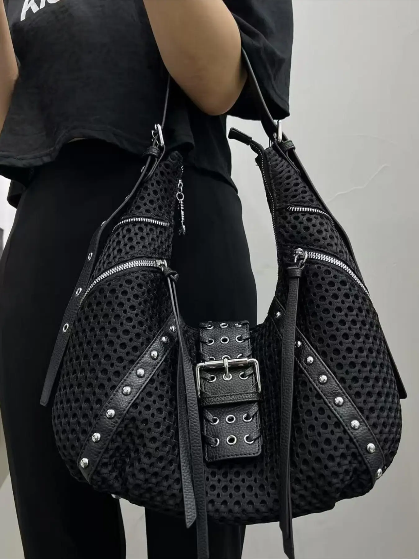 Ladies' spicy girl large capacity mesh splicing shoulder bag, Y2K rivet shoulder strap retro street style bucket bag, adjustable shoulder strap, multi pocket crossbody bag, Casual fashion bag, suitable for daily use and commuting