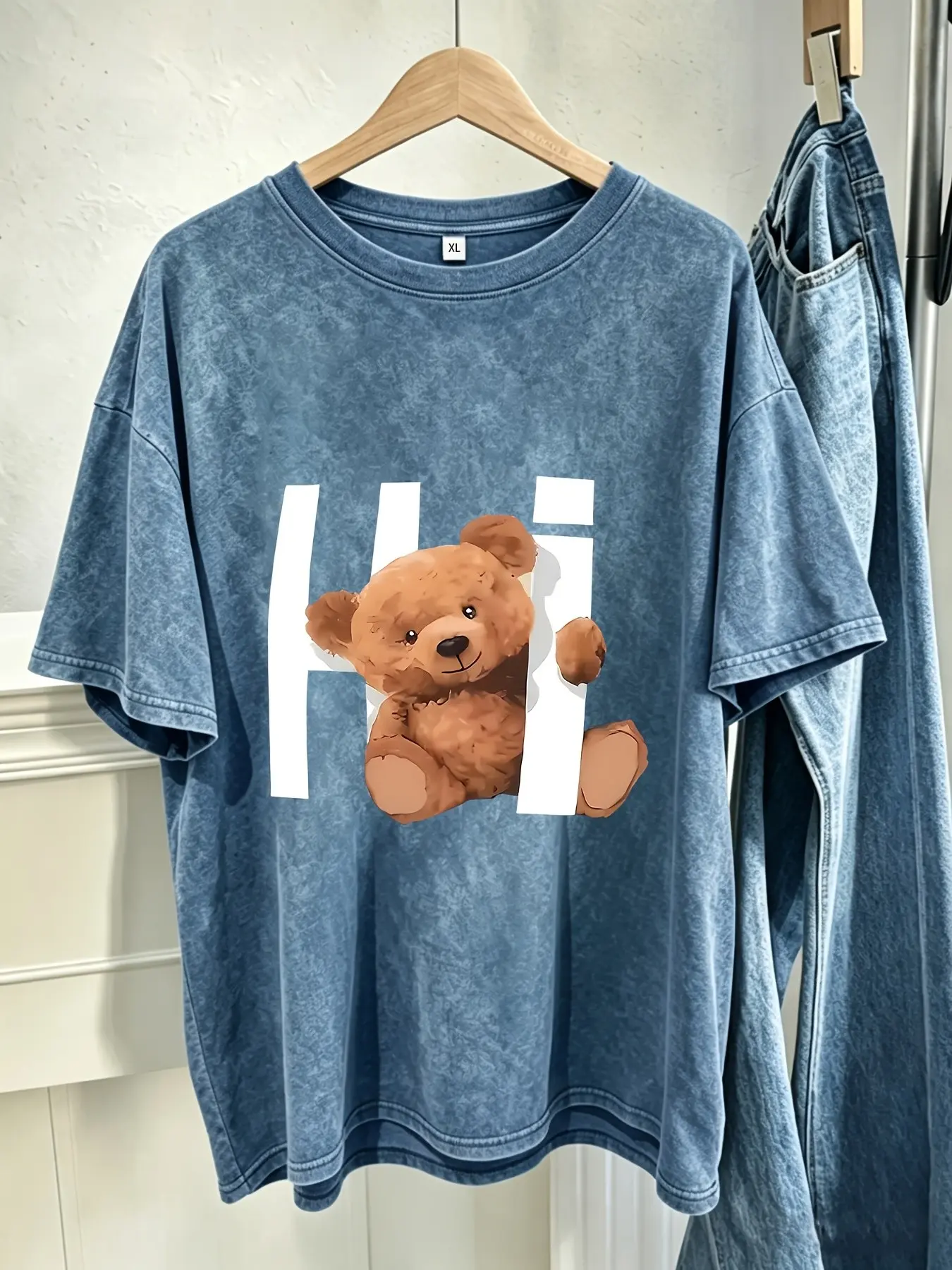 Cute peek-a-boo brown bear graphic T-shirt round neck featuring a distressed wash and bold white "Hi" lettering; American retro "hot girl" style; versatile and flattering for all body types; perfect for daily commuting or casual street style.