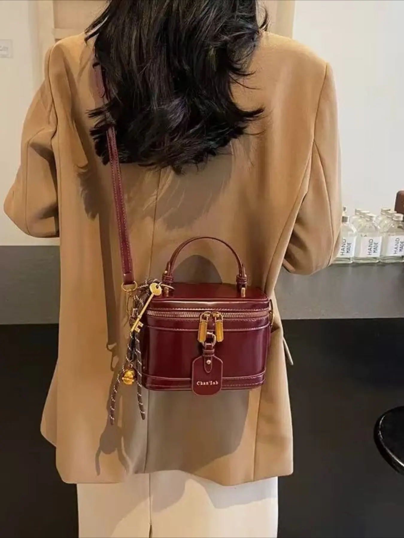 Retro minimalist makeup box, vintage vanity bag, casual commuting bag, casual zipper wallet, suitable for handheld and italic use, bell pendant, fashionable, niche design handbag, suitable for daily commuting and shopping
