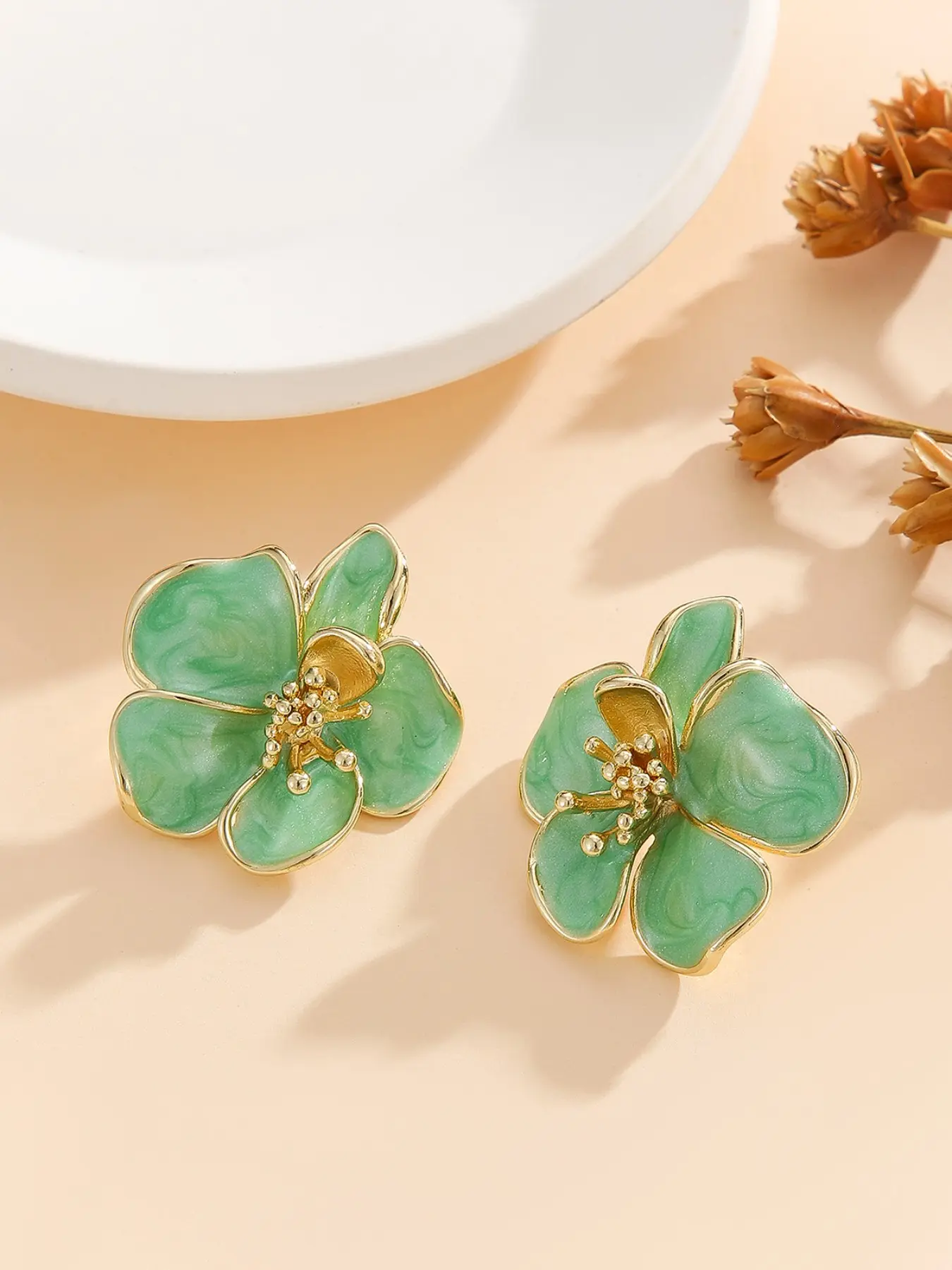 Vintage Pearlescent Flower Stud Earrings for Women Girls, Gold Plated 3D Camellia Post Earrings, Large Statement Marbled Floral Ear Studs with Pistils, Cute Sweet Cottagecore Aesthetic Jewelry Gift for Birthday Party