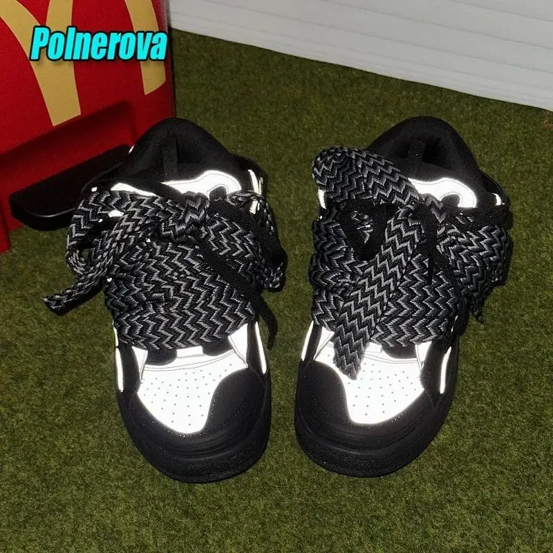 Black and white mixed color casual sports shoes, novel reflective thick soled lace up walking shoes, breathable women's shoes, men's shoes, training shoes, running shoes, training shoes, closed sports shoes for men