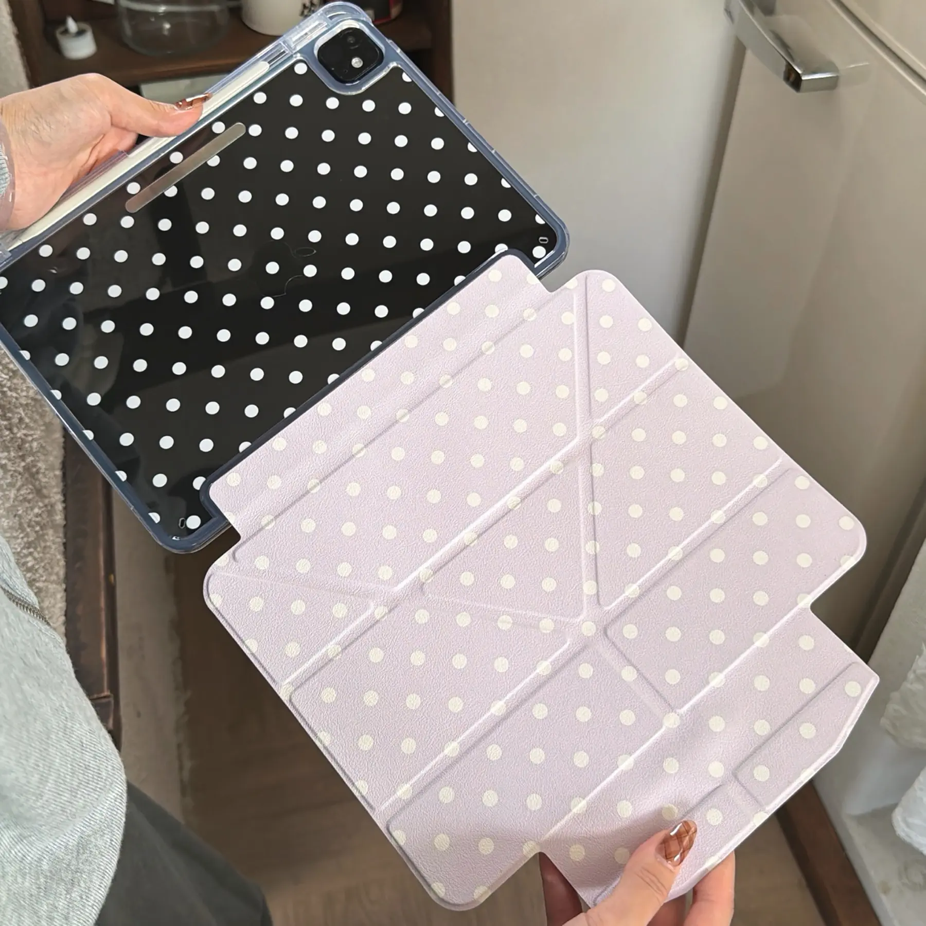 Korean simple purple polka dot tablet protective cover case is suitable for ipad 11th generation tablet protective case pro2025 new cute 10th generation air7/6 with pen slot anti-bending 11-inch girls tablet protective case