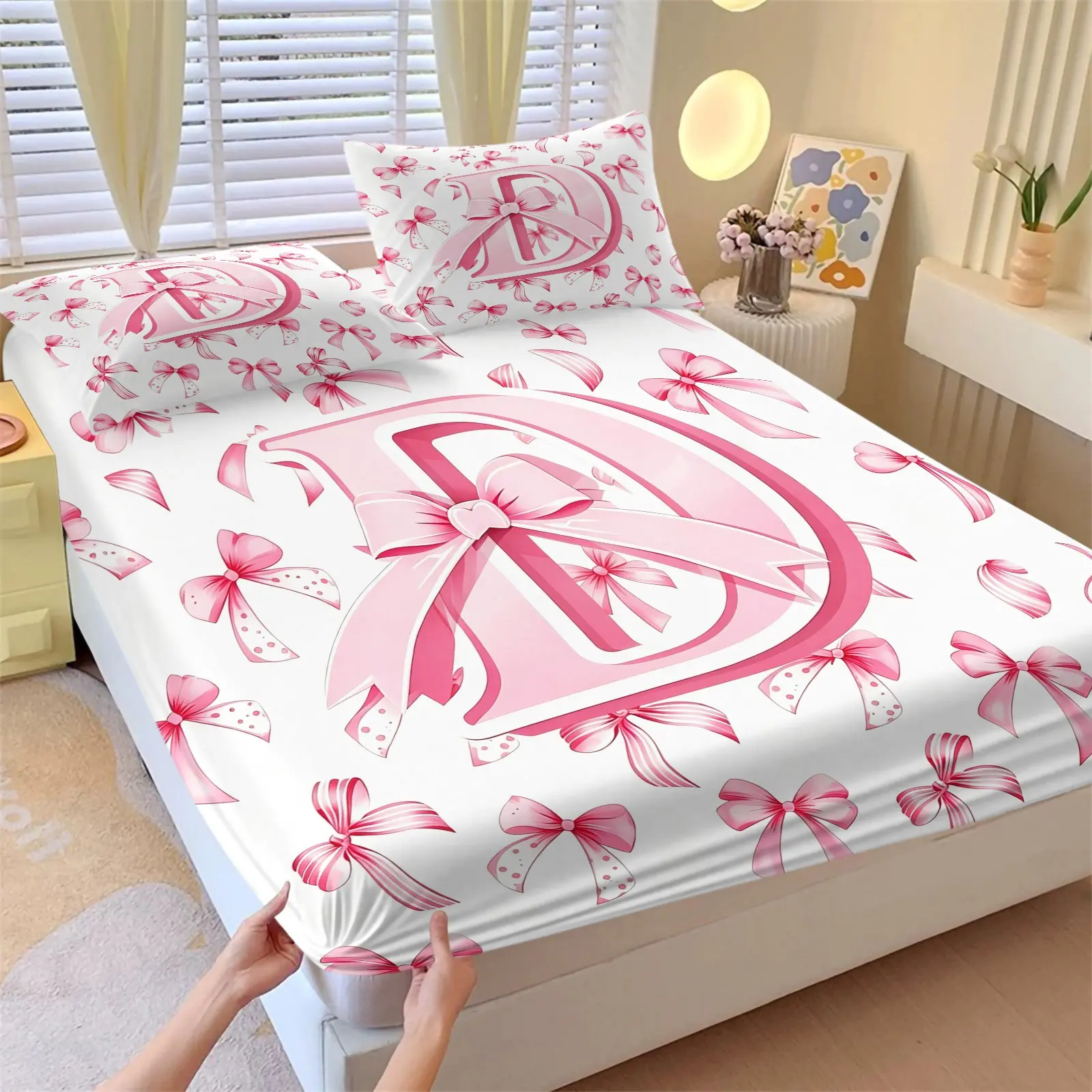 3pcs White Base Pink Letter D Bow Fitted Sheet Set, Includes 1 Fitted Sheet + 2 Pillowcases, Soft Comfortable Breathable Microfiber, Coquette Sweet Print Bedding, Cozy Bed Sheets, Cute Aesthetic Bed Cover, Great Gift for Teen Girls Room Decor