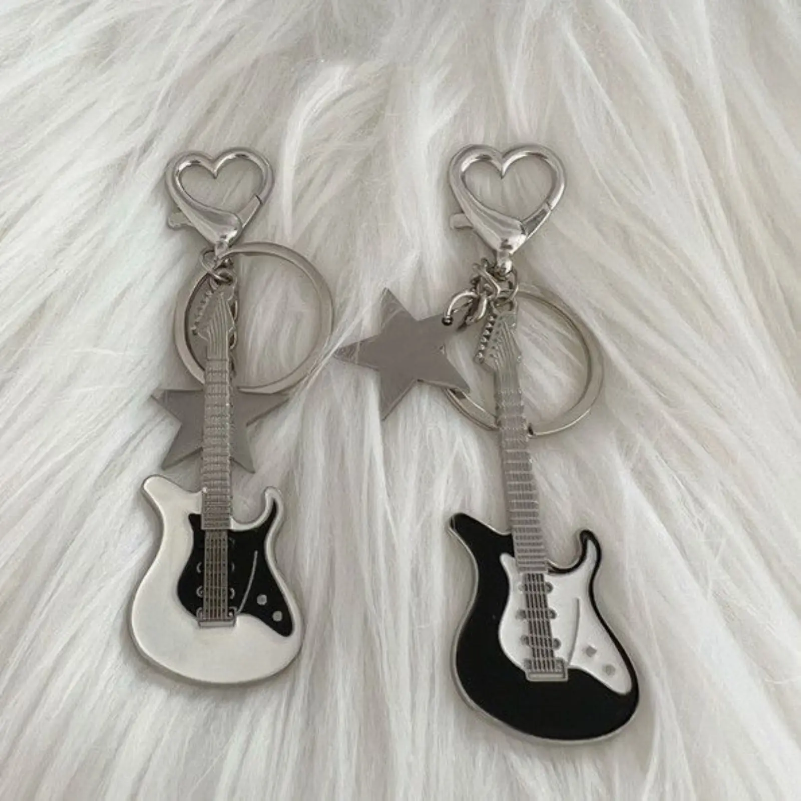 Cool Punk Metal Electric Guitar Keychain with Star & Heart Clasp Y2K Aesthetic Music Lover Keyring Cute Bag Charm Pendant for Couples Friends Gift