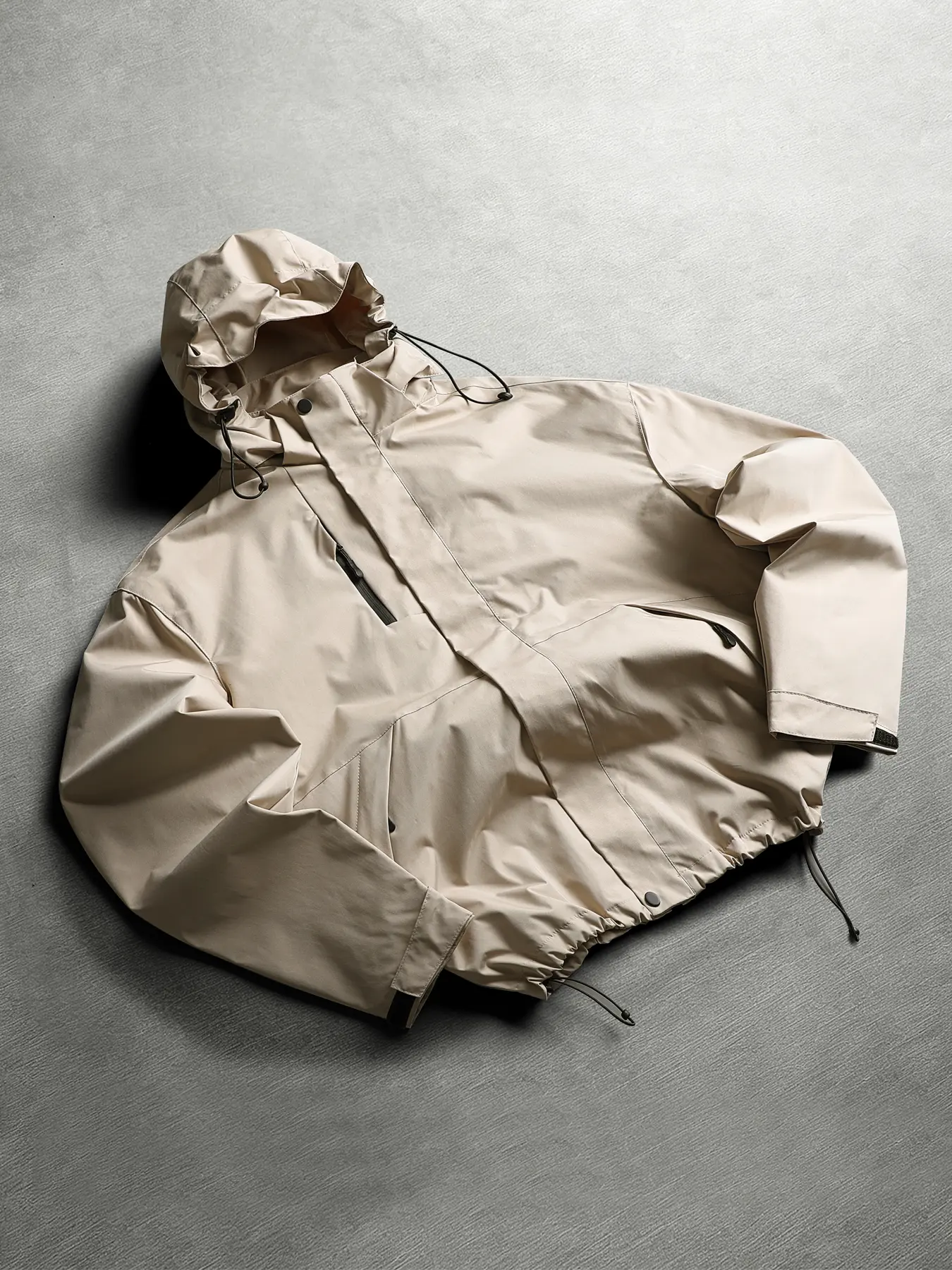 Autumn and winter thin loose jacket, men's detachable hooded jacket, lightweight outdoor hiking jacket, multi zipper pocket casual workwear tactical top, windproof and waterproof assault jacket