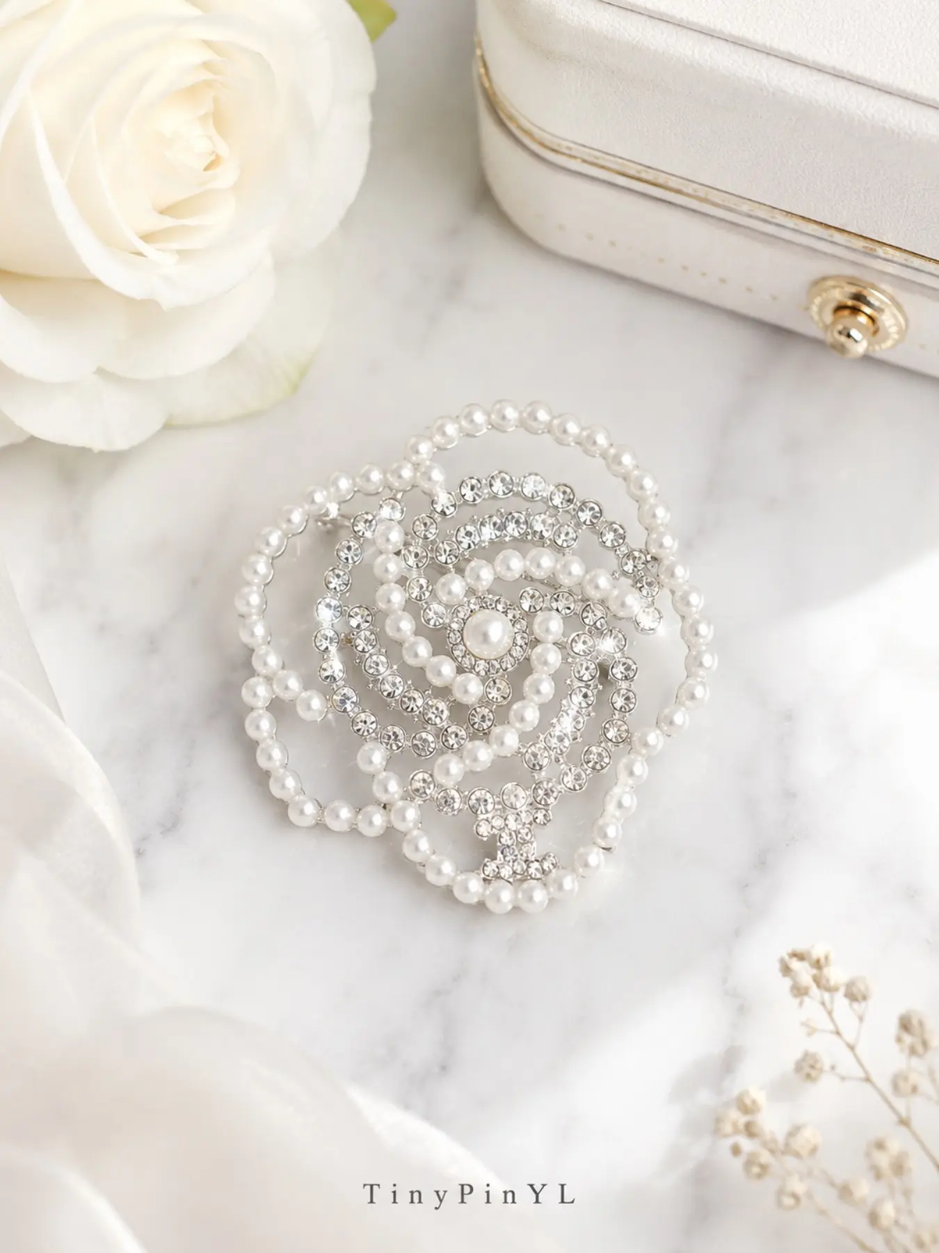Women's Versatile Commuter CC Brooch, Dual Color Pearl Strand, Floral Rhinestone Design, Ideal for Collars, Hats, Scarves, Necklaces, Bags