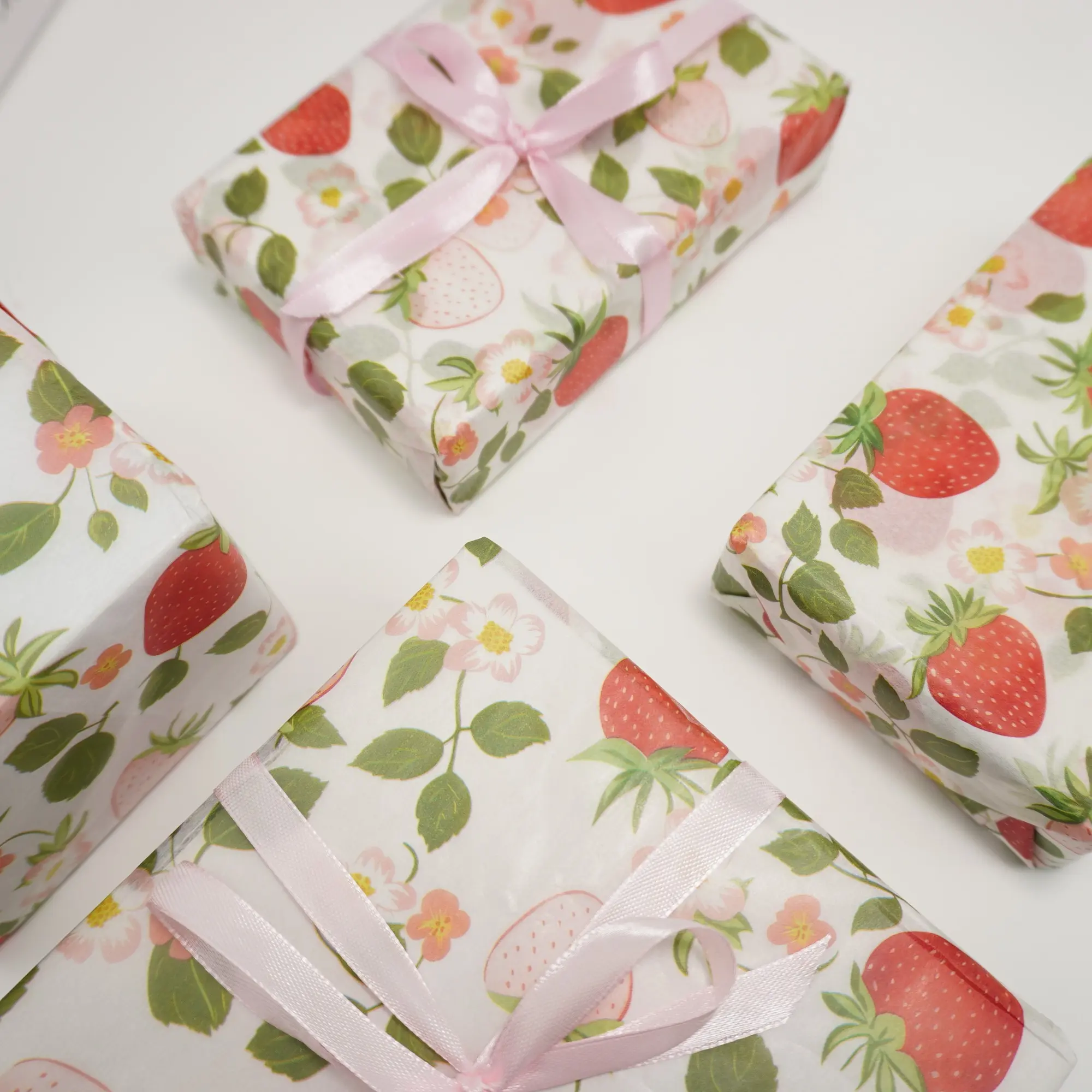 Multi colored strawberry paper pattern gift wrapping thin paper, bouquet supplies, gift wrapping paper, flower wrapping paper, Floral Wrapping Paper, suitable for decorating any occasion of autumn, Thanksgiving, Christmas, birthday parties