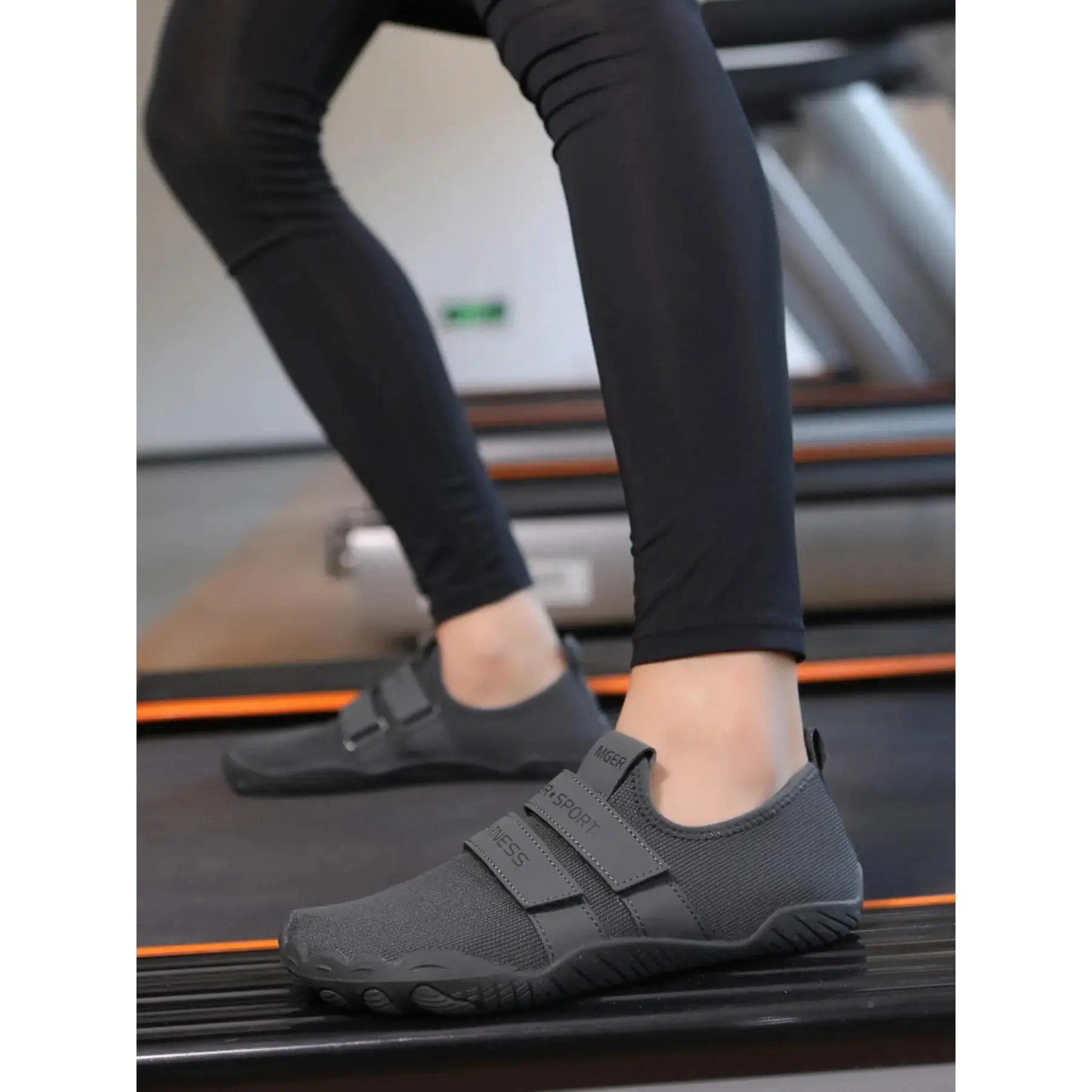 Unisex's Solid Color Velcro Sports Shoes Casual Comfortable Breathable Gym Workout Walking Training for Weightlifting Squat Sporty Sneakers Soft Non Slip Stable Supportive Easy Off Skate Lace Up Chic Platform active