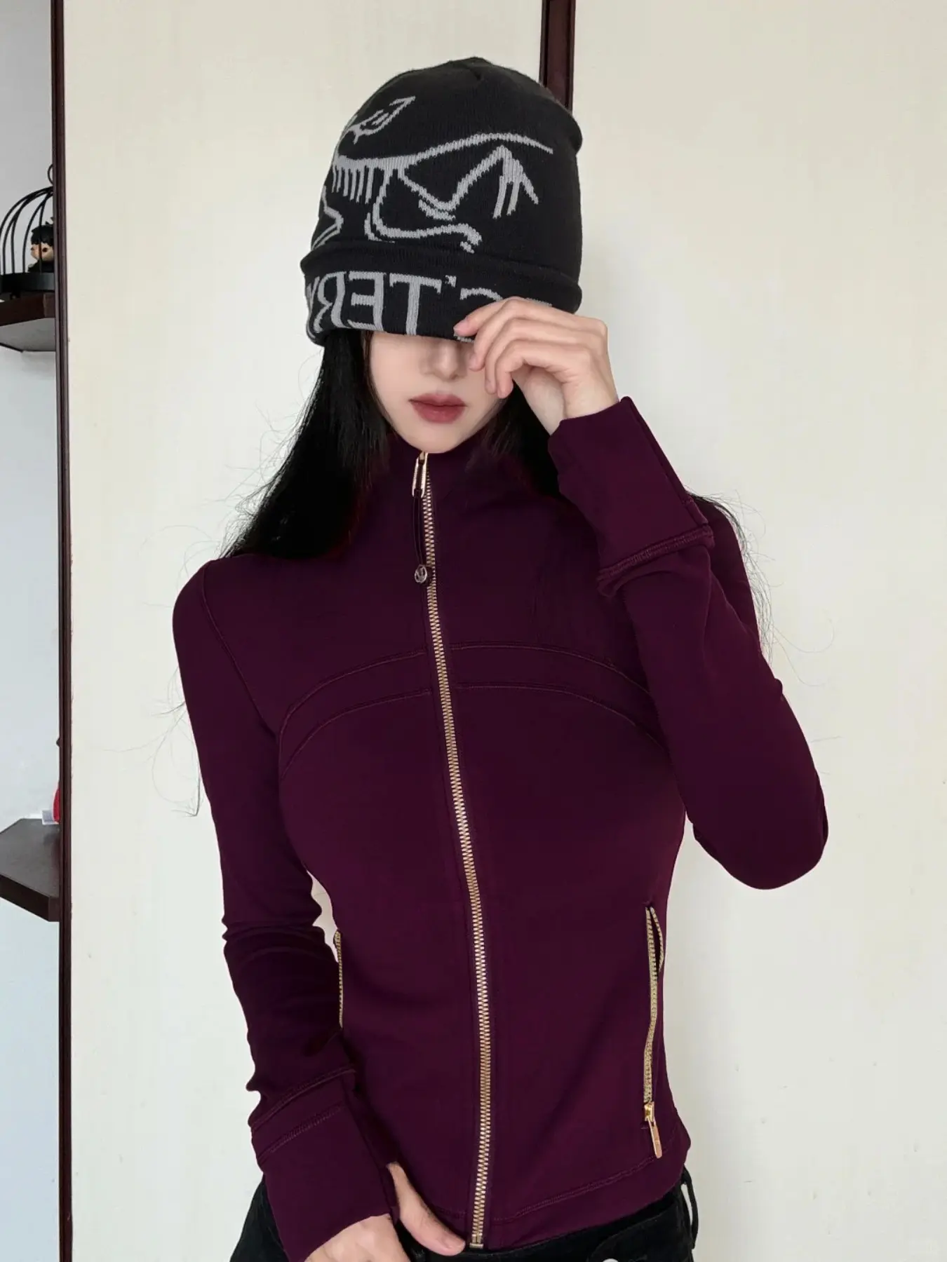 golden zippered sports jacket, suitable for regular activities such as yoga and running, suitable for all seasons, made of quick-drying and breathable fabric, with elastic and slim-fitting design
