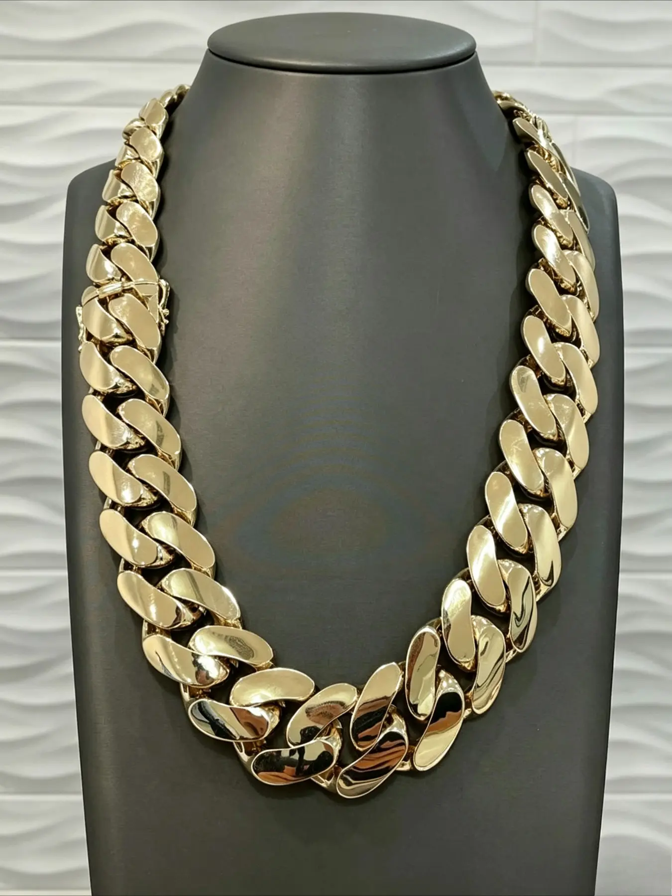 Men's custom 22mm wide solid color Cuban necklace, luxury hip-hop jewelry fashion style luxury heavy necklace oversized Cuban necklace gold-plated Cuban chain 22mm big butt Cuban chain Miami Cuban chain Cuban Chunky Chain Cuban Link Chain