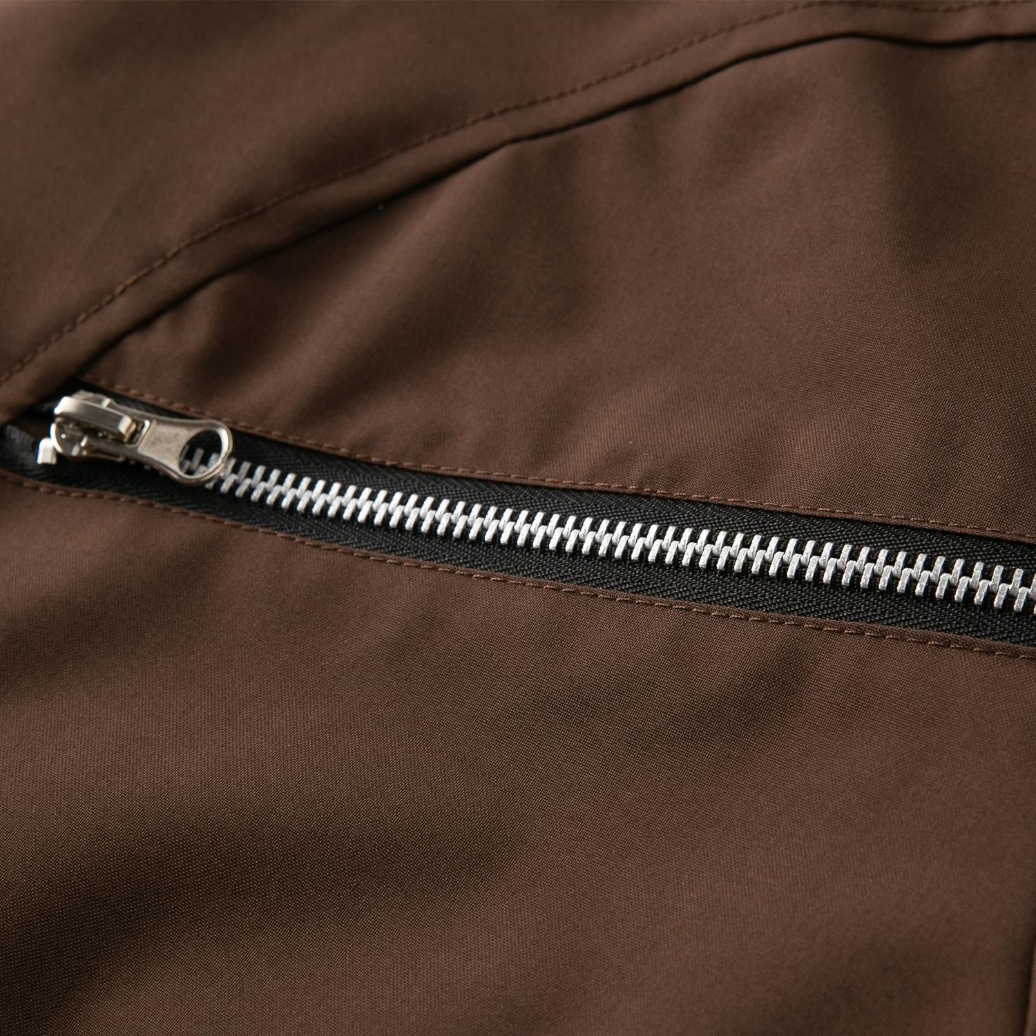 Men’s vintage-style brown work jacket made from durable woven fabric with neat stitching, featuring a classic stand collar and a clean silhouette that enhances a refined look-ideal for dates, office casual wear, and urban strolls.