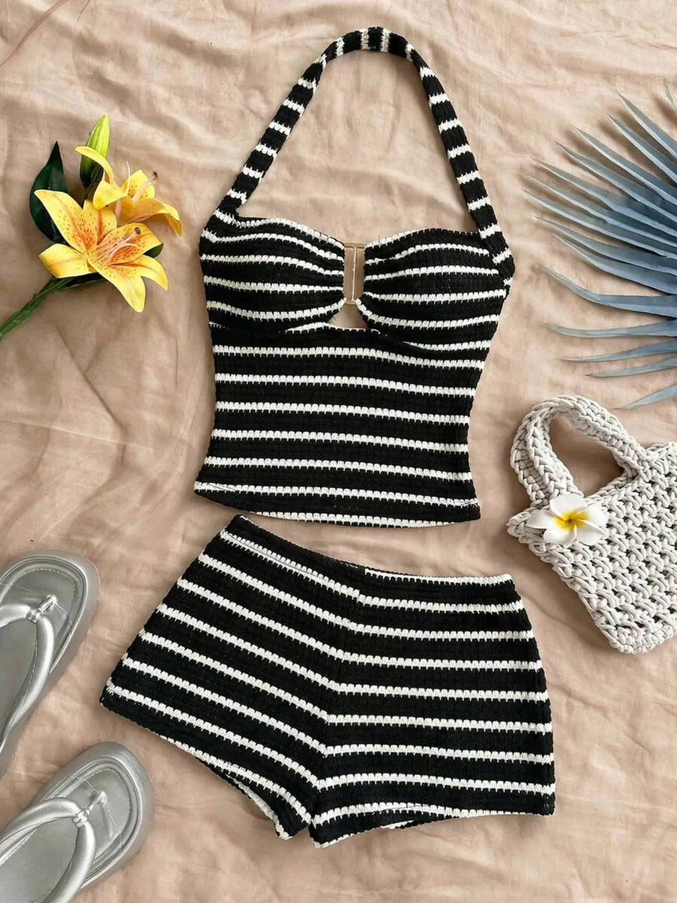 Women's Vacation Striped Crop Top and Shorts Set, Casual Chic Two-Piece for Beach, Party, Daily Wear, Slim-Fitting Fashion