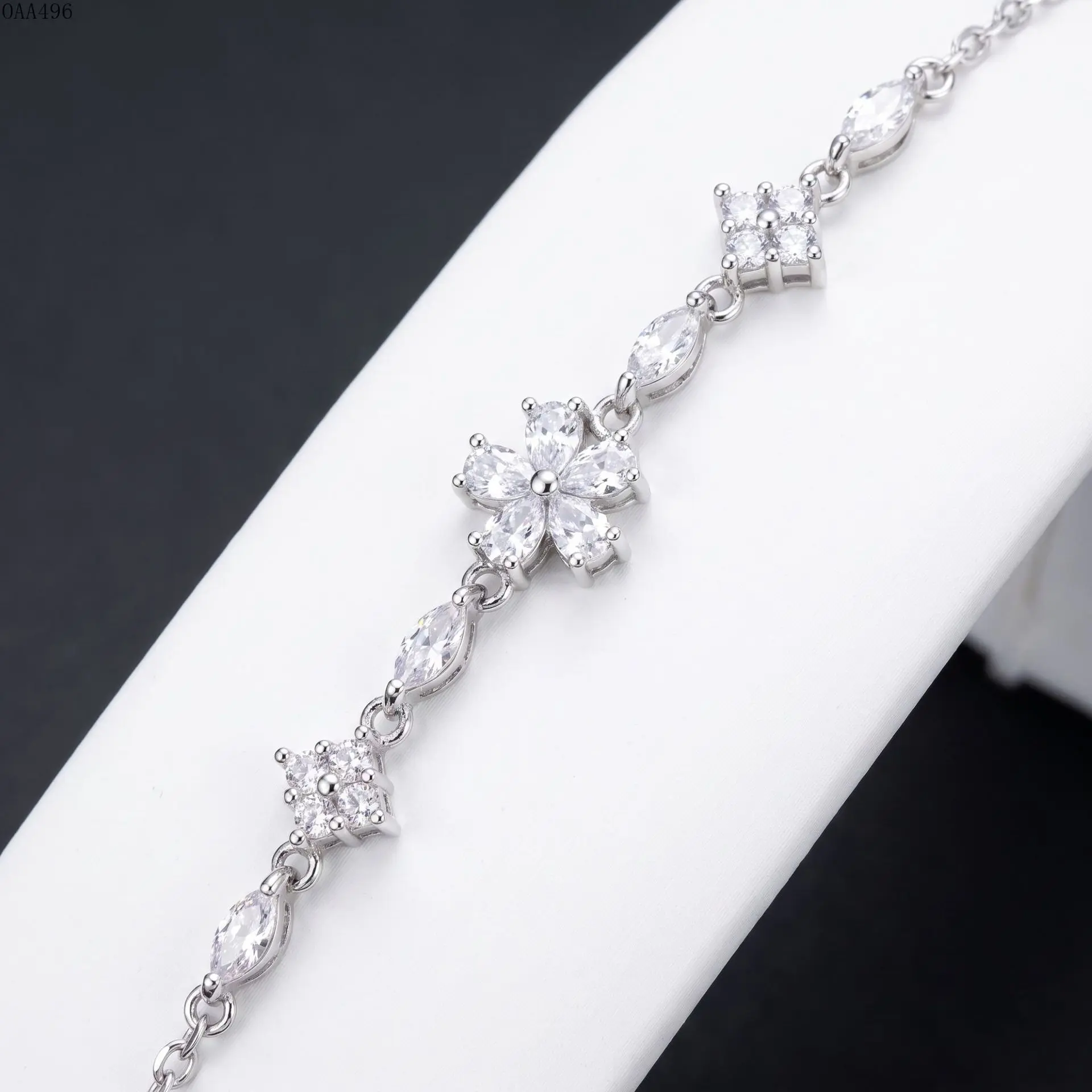 2026 New Cherry Blossom Four‑Leaf Clover Bracelet For Women, Fashion Elegant Zircon Wrist Bangle, Exquisite Versatile Hand Jewelry For Daily Outfit Matching And Casual Dress‑Up Occasions
