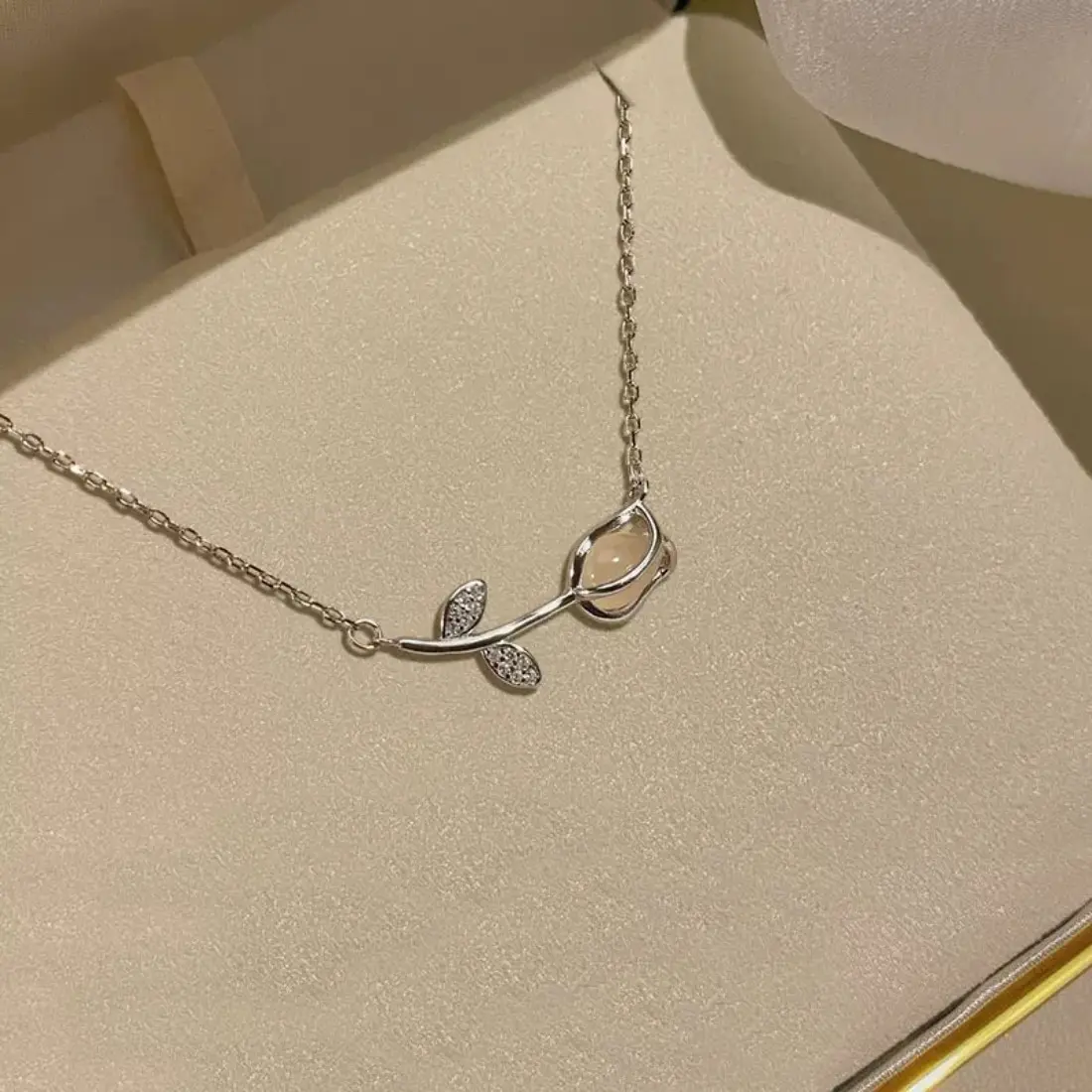 Elegant Tulip Shape Necklace for Women, Dainty Stainless Steel Jewelry, Chain & Link Pendant for Evening Wear, Female, Date Night, Flowers, Plastic