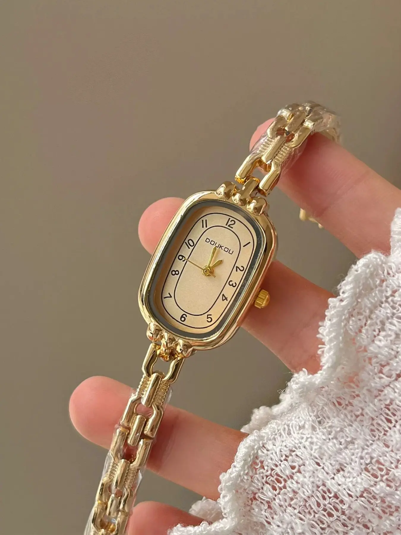 Women's Quartz Watch, Vintage Luxury Style, & Silver Color Metal Chain Strap, Oval Dial, Arabic Numerals, Perfect for Daily Wear