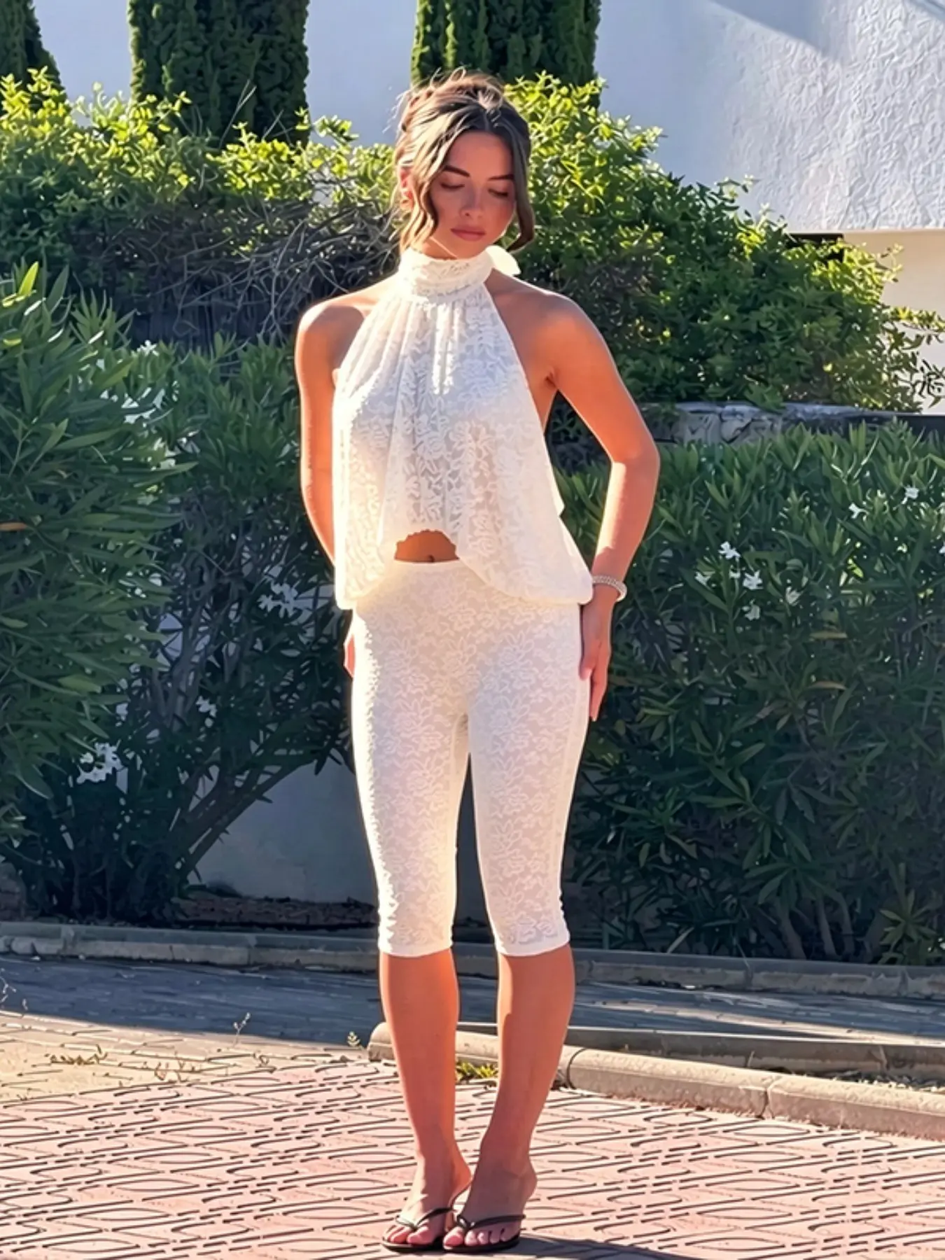 Two-Piece Women's Lace Halter Neck Drop Shoulder Top + Capri Pants Set, Elegant Chic Sleeveless Fitted Suit, Plain Surface, All-Season Fashion, Fashion Sets
